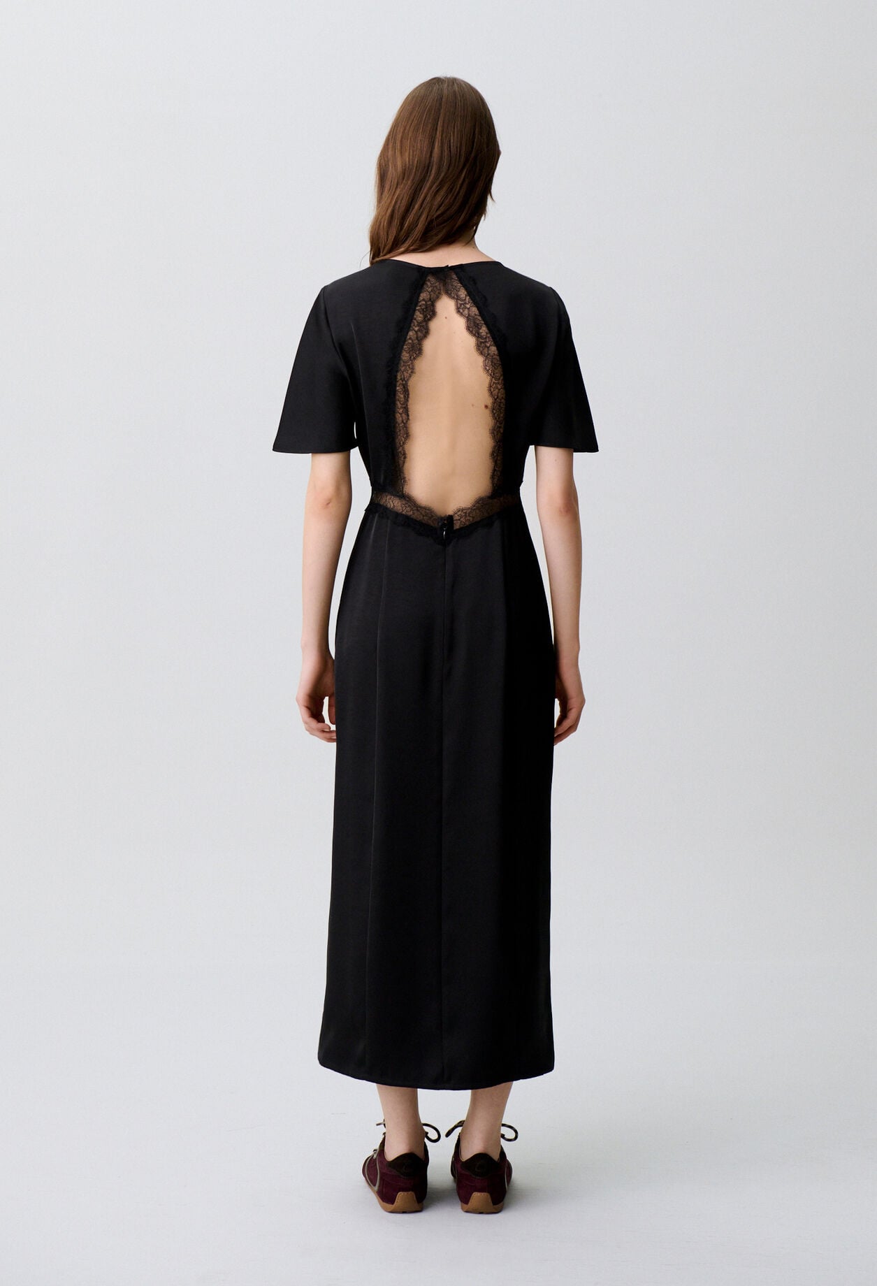 Robe satin&eacute;e dentelle dos nu