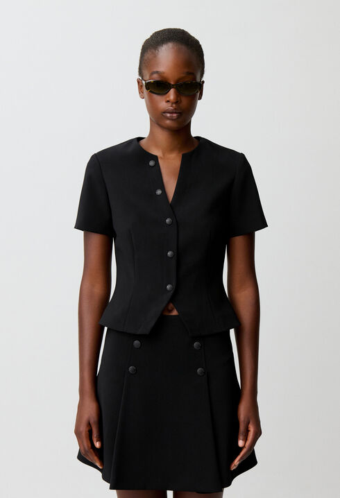 Top cintr&eacute; col V boutonn&eacute;