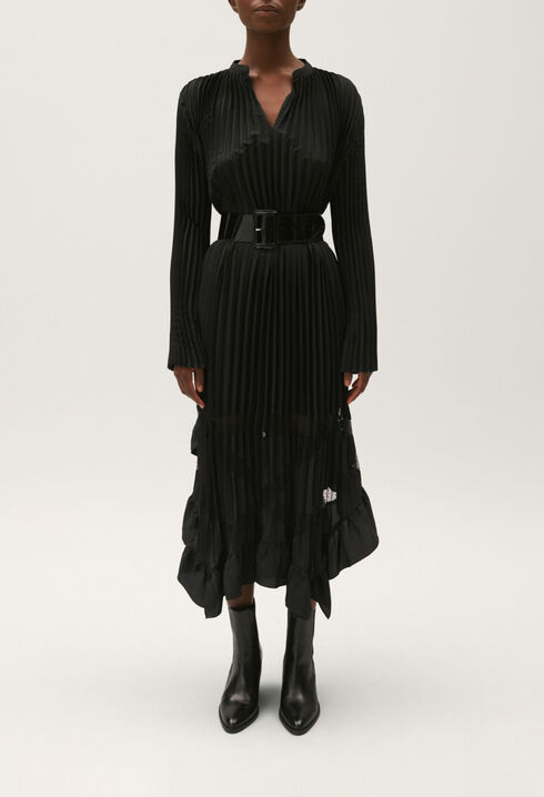 Robe noire longue plissée à volants