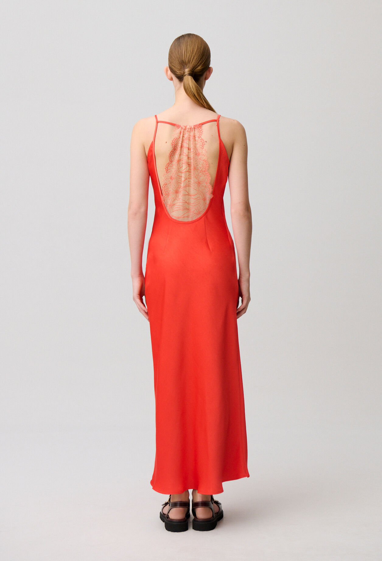 Robe fluide satin&eacute;e dentelle