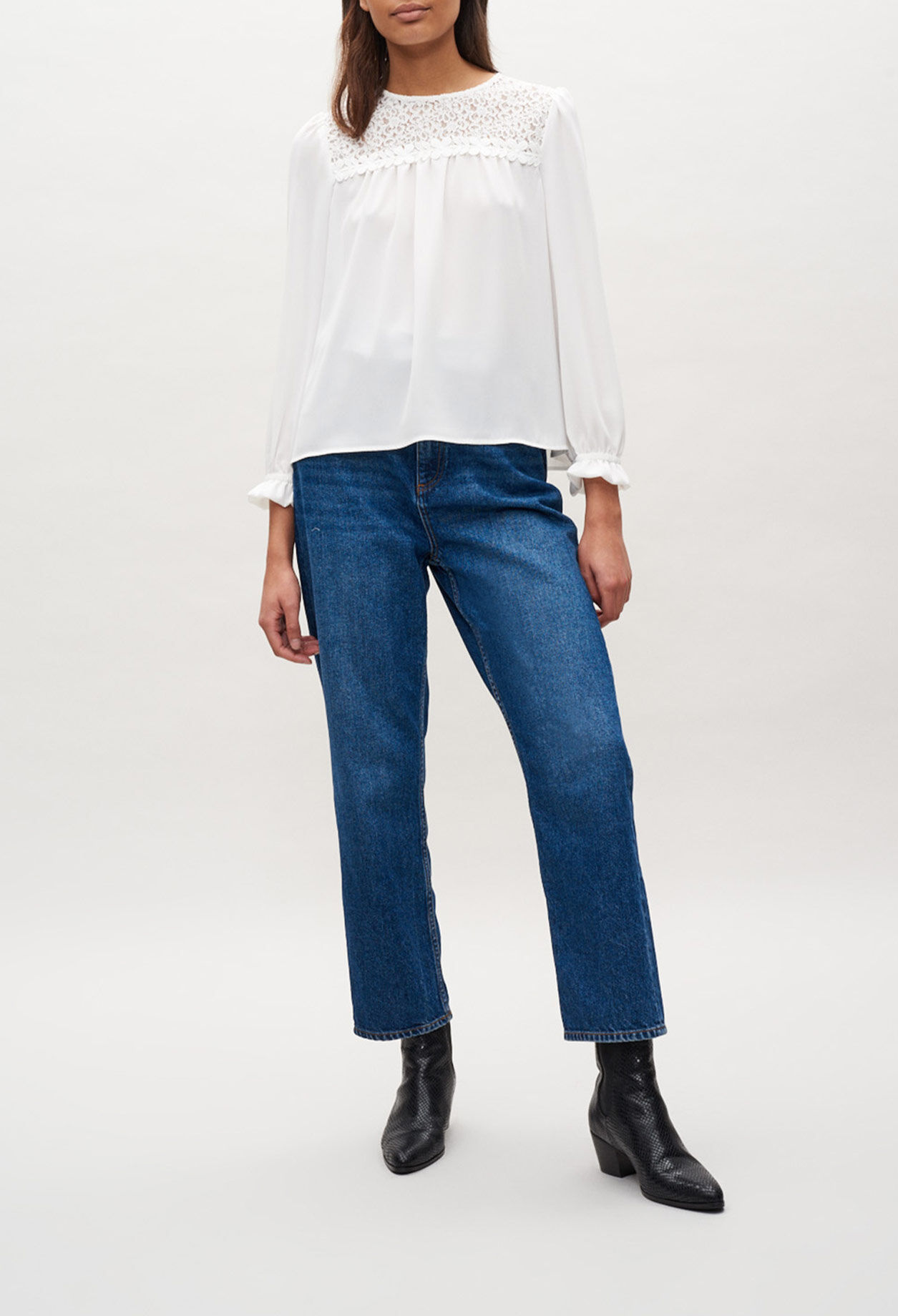 Blouse à détails guipures.