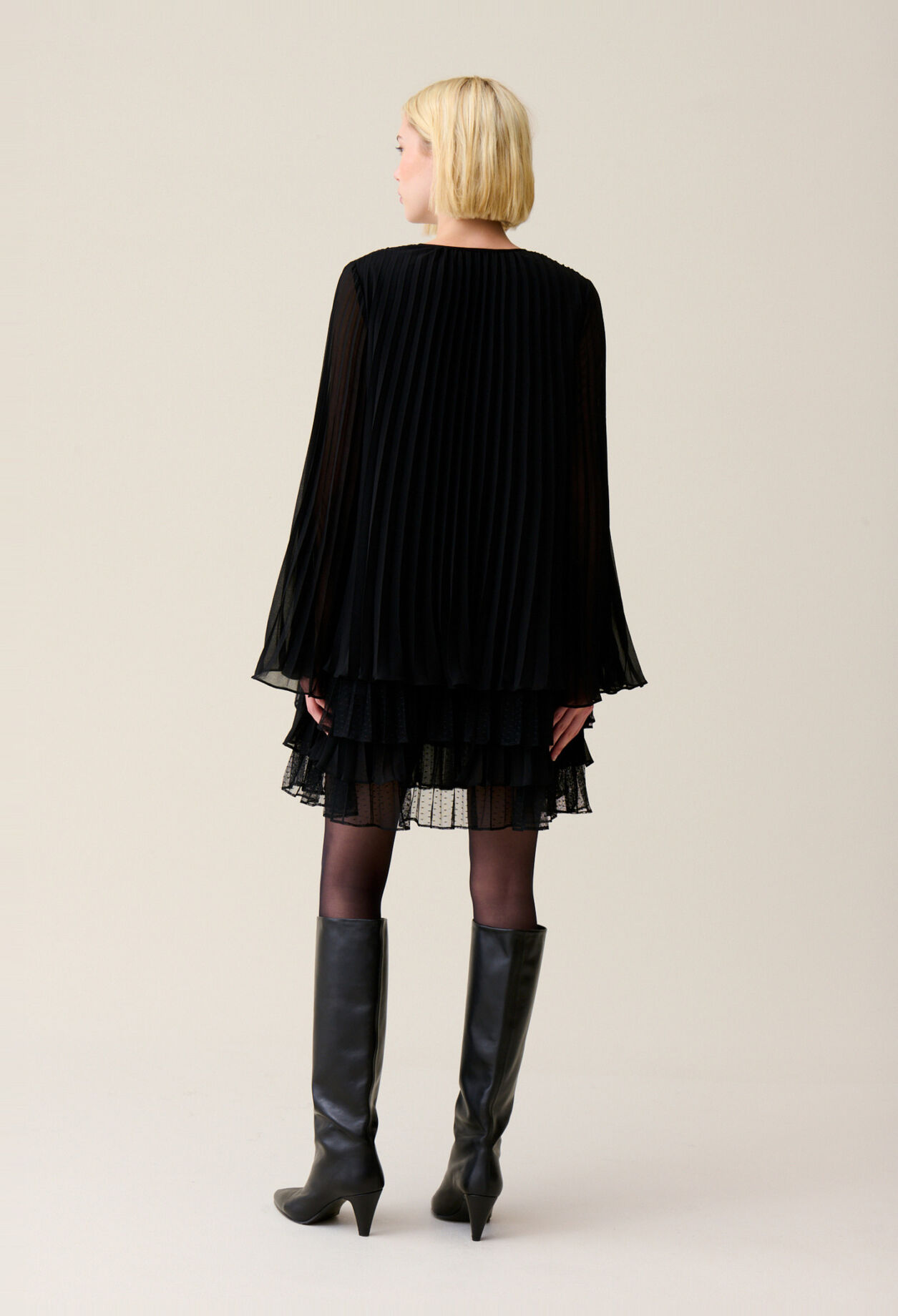 Robe courte noire volant&eacute;e