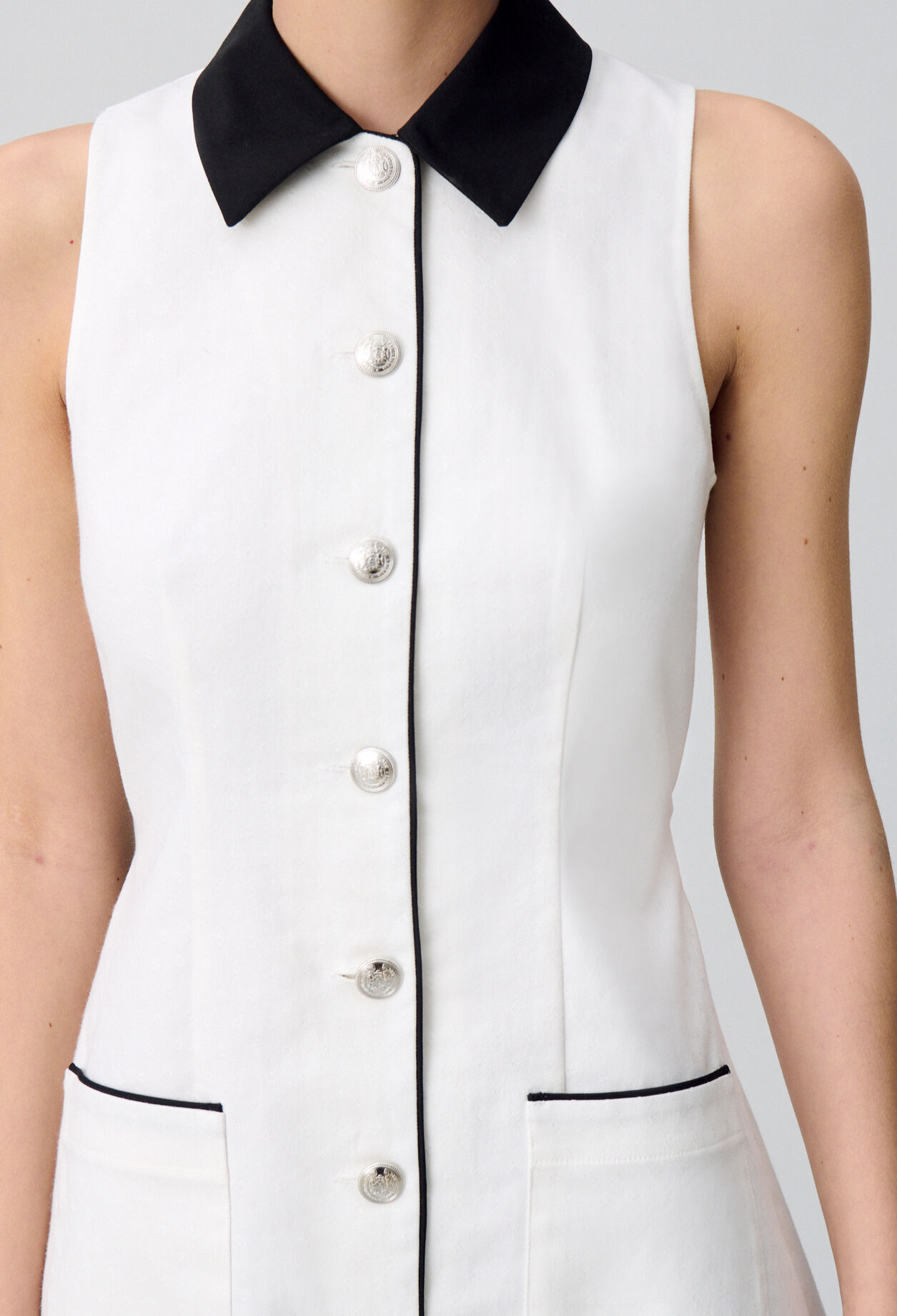 Robe courte sans manches