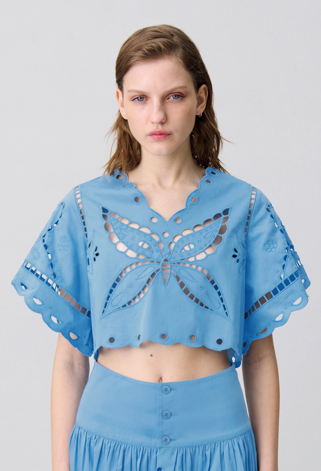 Top brodé papillon