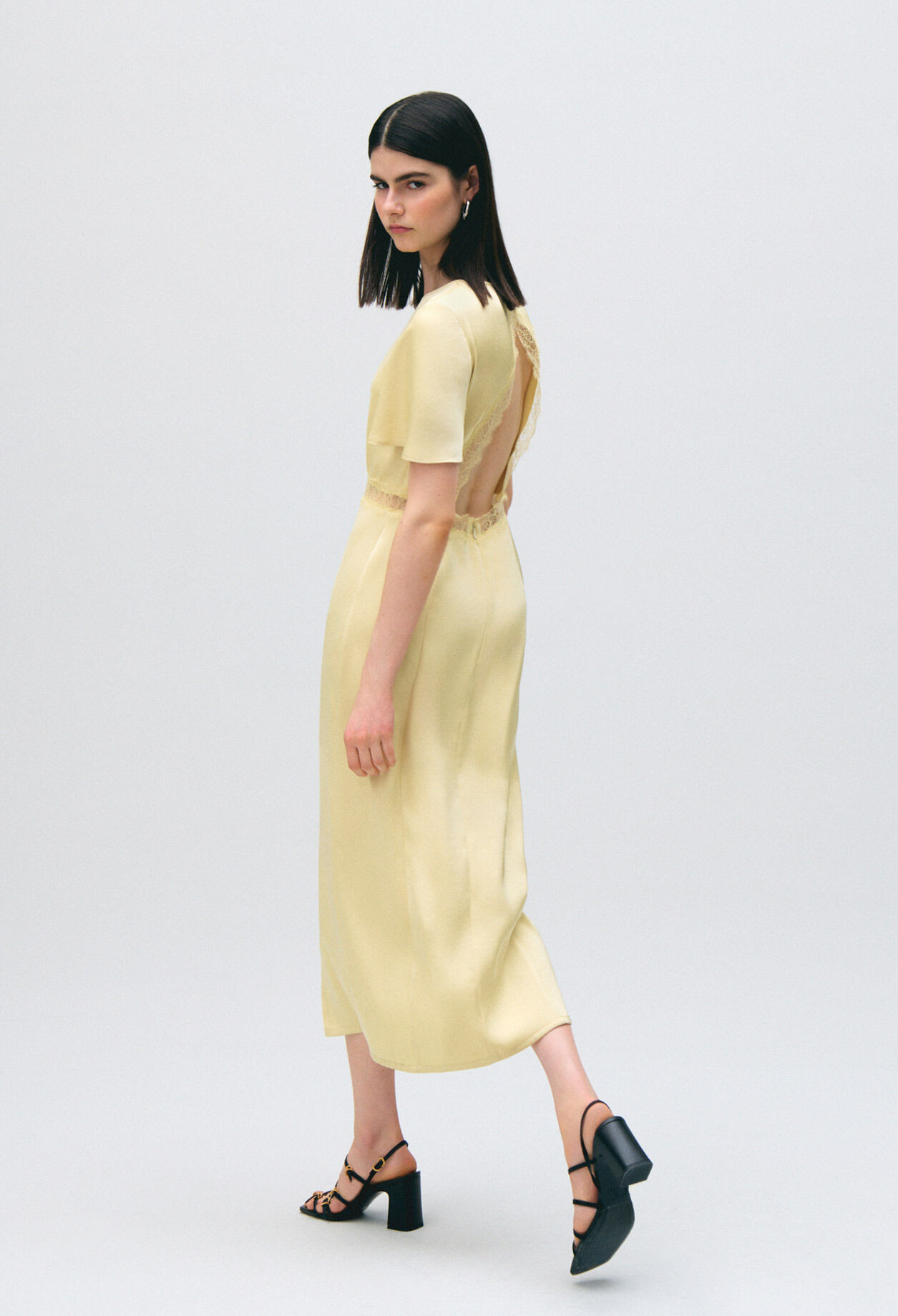 Robe satin&eacute;e dentelle dos nu