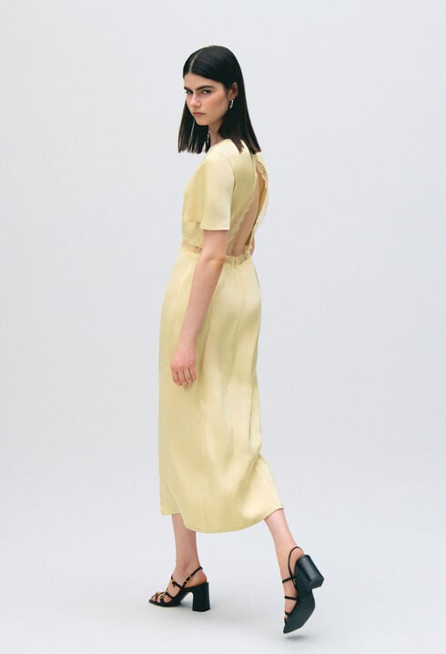 Robe satin&eacute;e dentelle dos nu