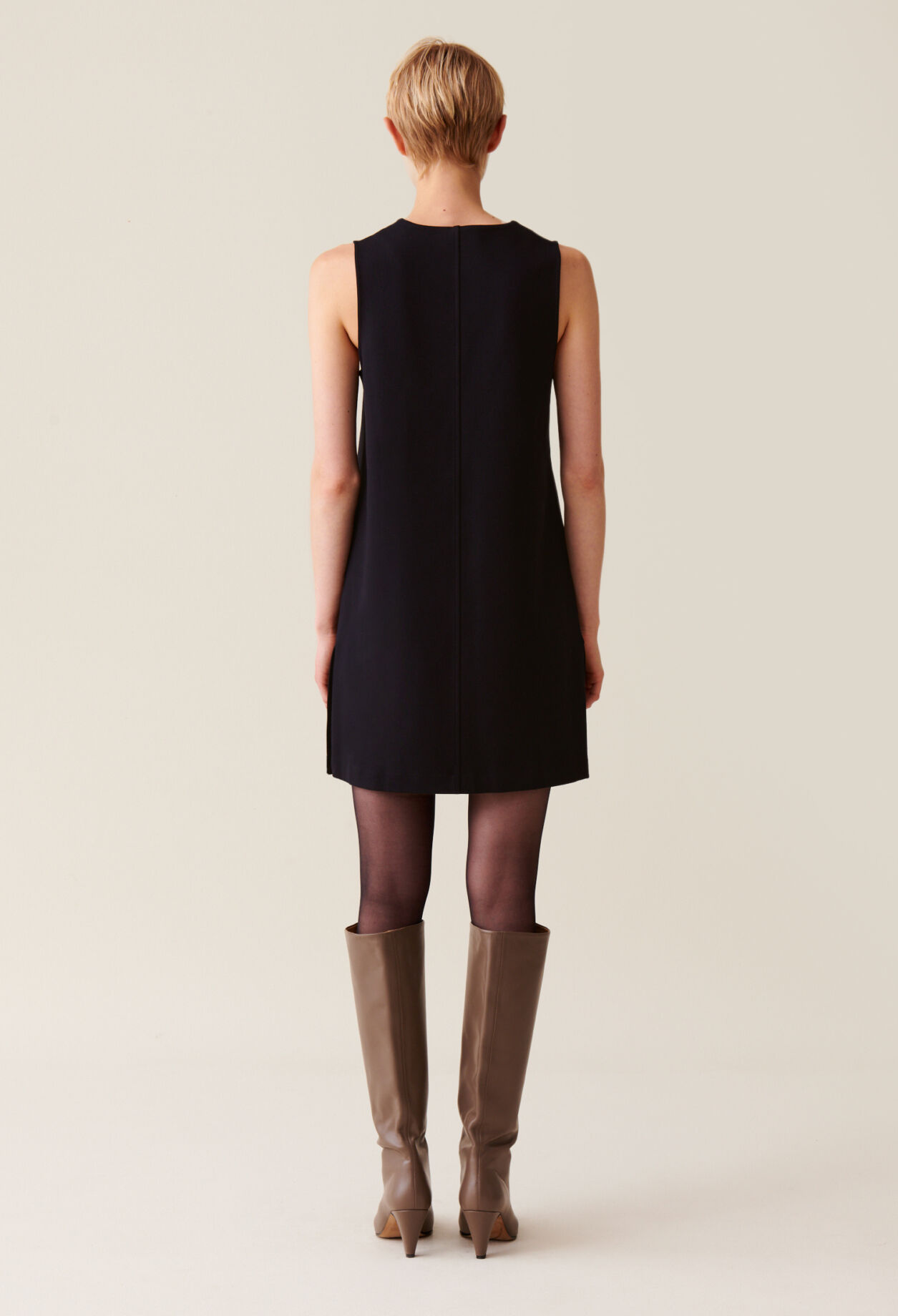 Robe courte sans manches