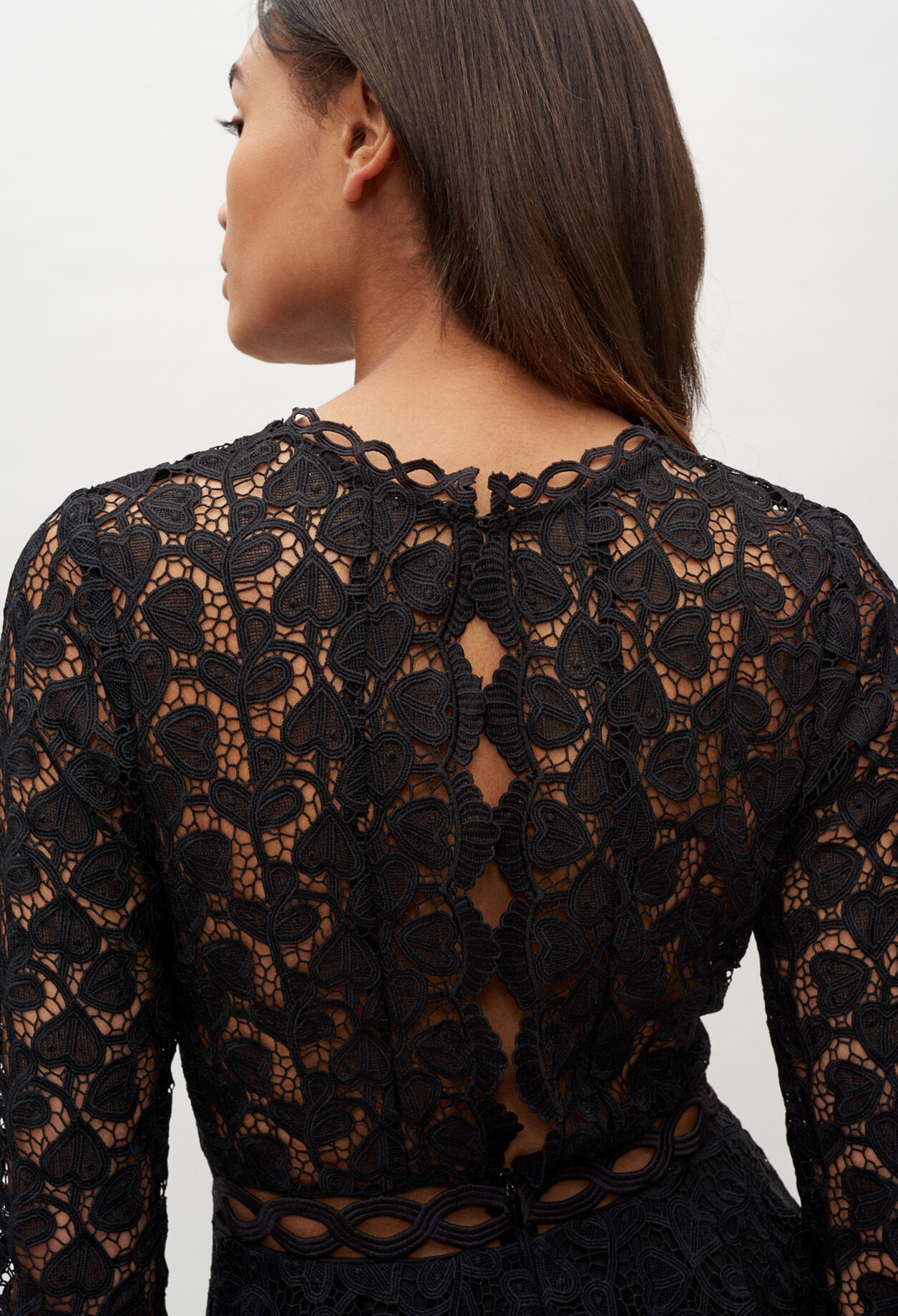 Robe courte en dentelle