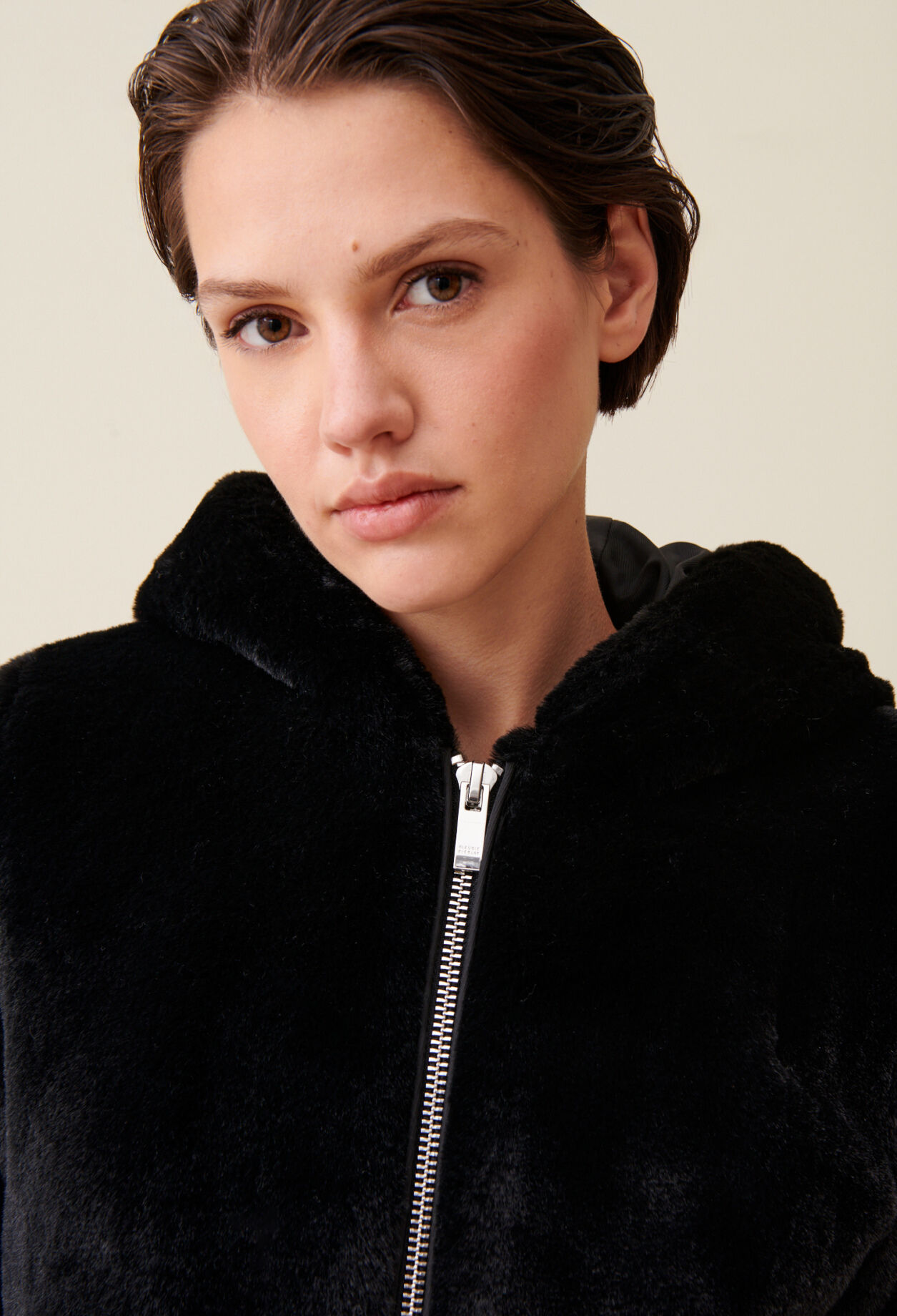 Veste fausse fourrure a capuche