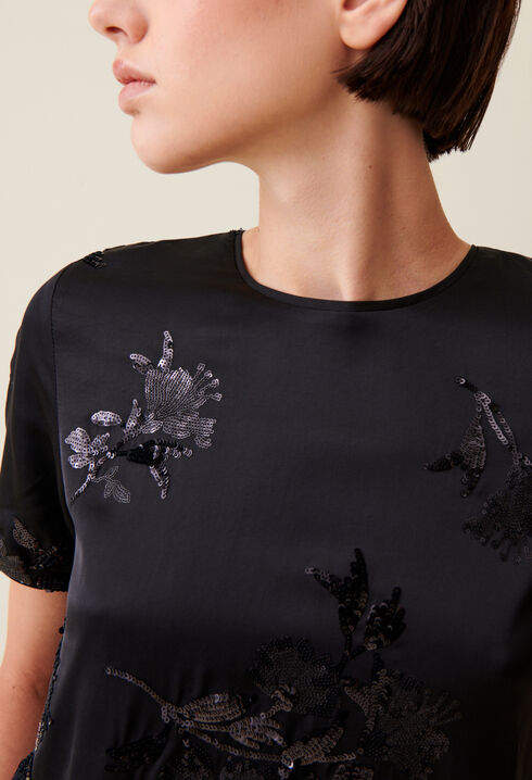 Top noir sequins brodés