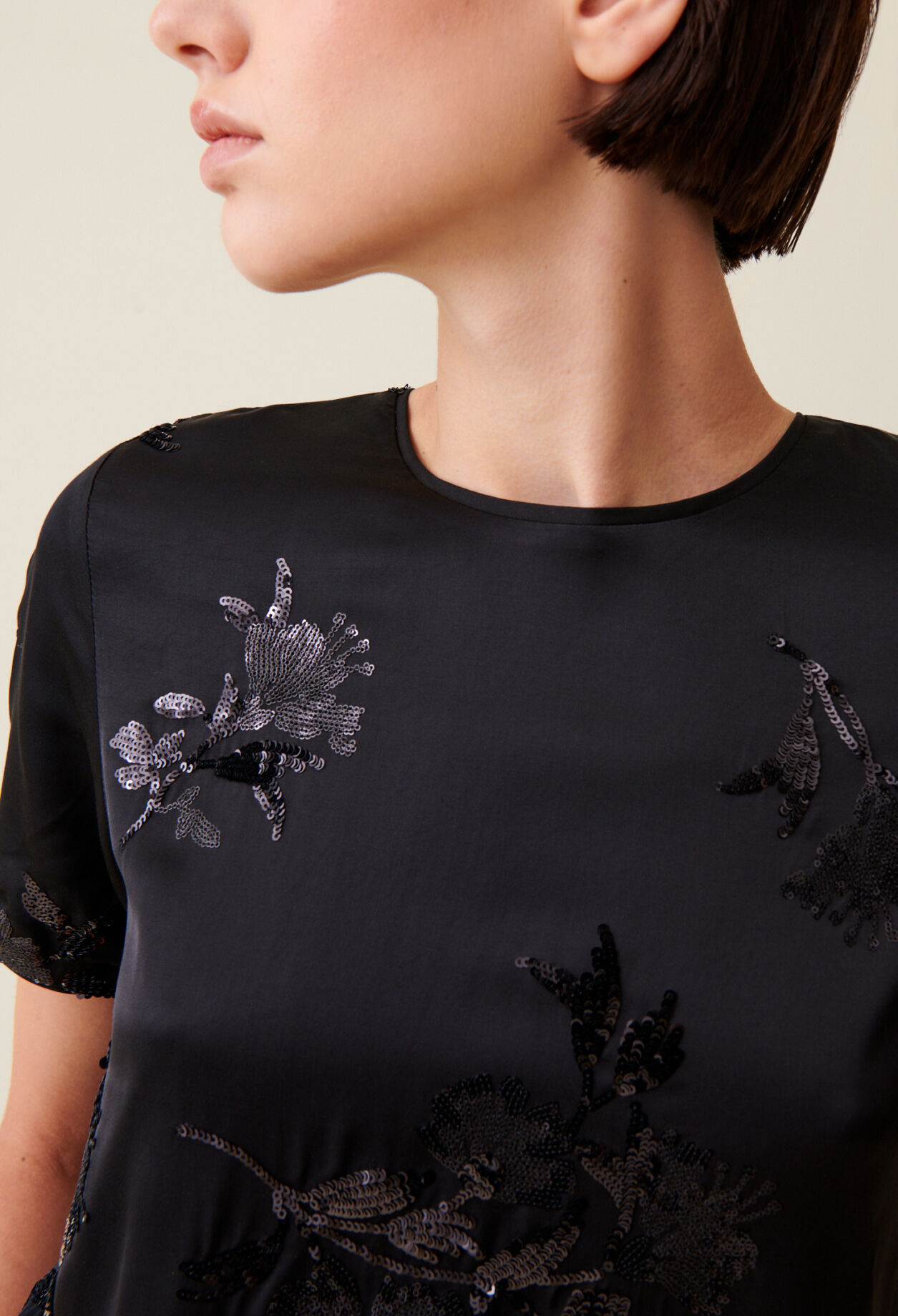 Top noir sequins brodés