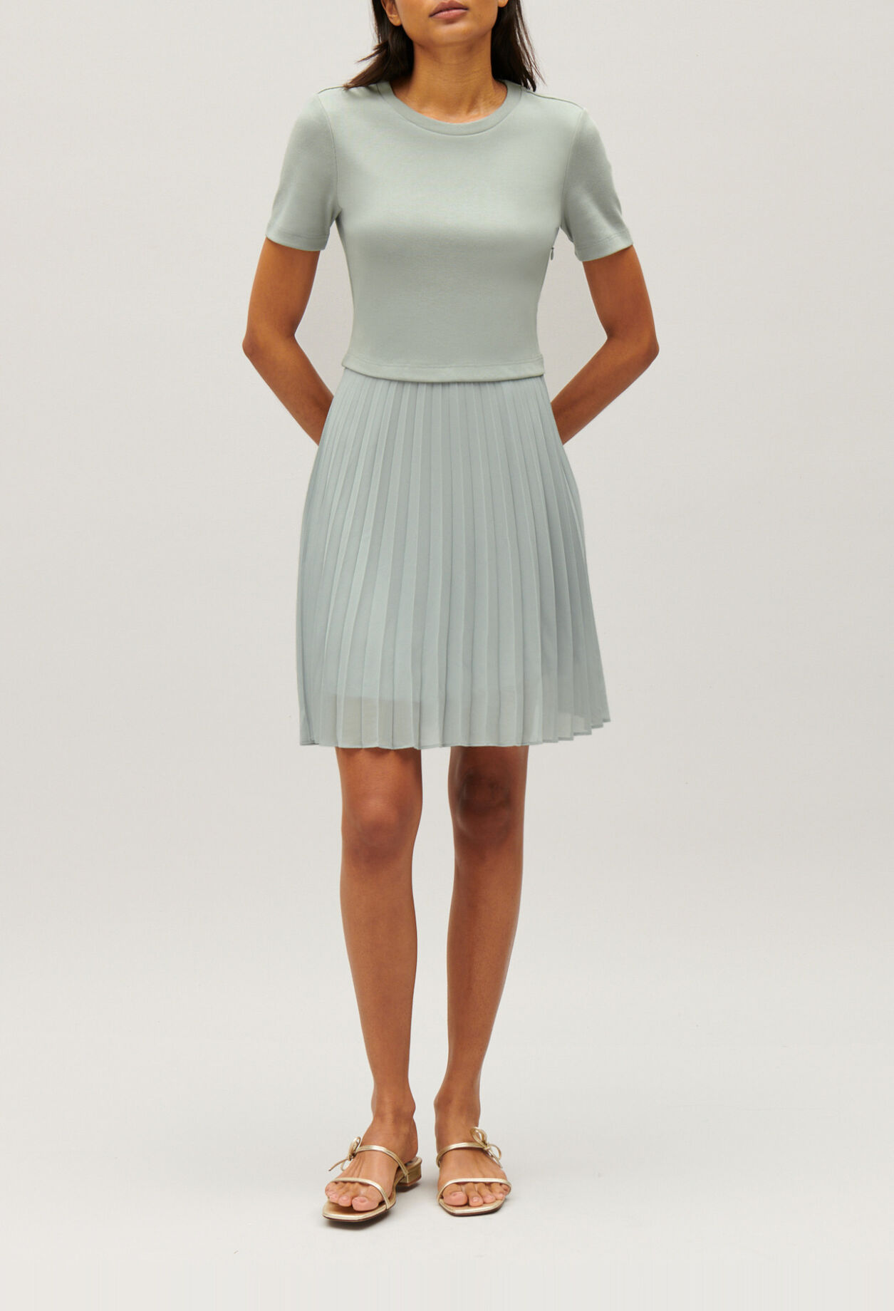 Robe courte pliss&eacute;e amande