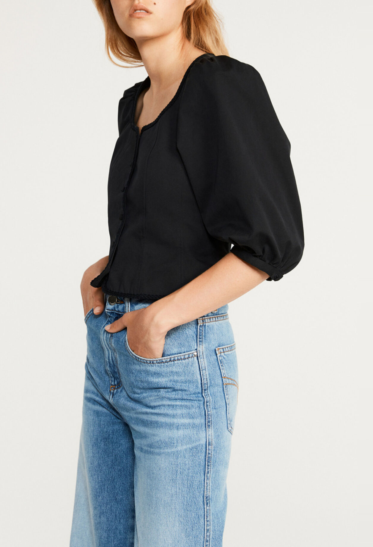 Blouse noire à manches bouffantes