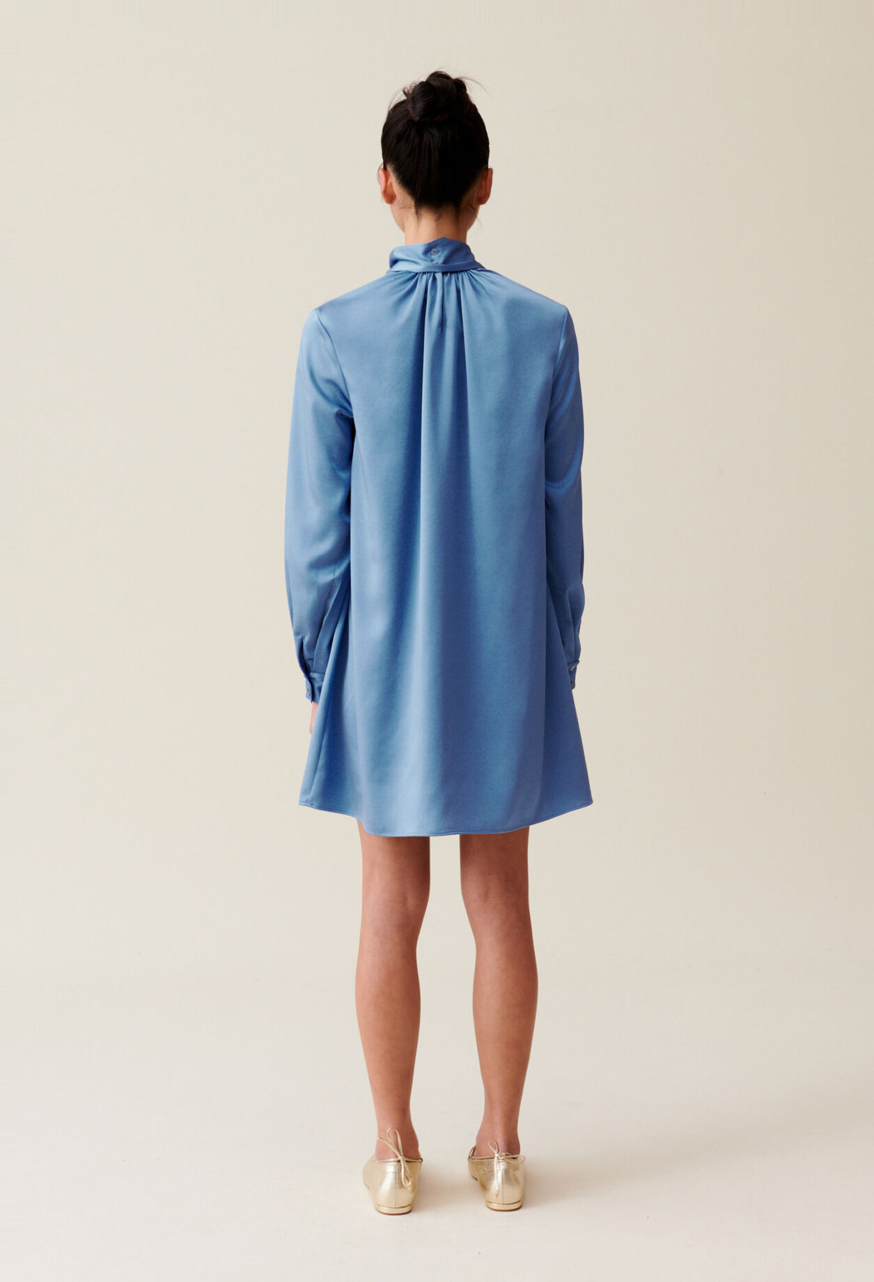 Robe fluide col lavalli&egrave;re noir