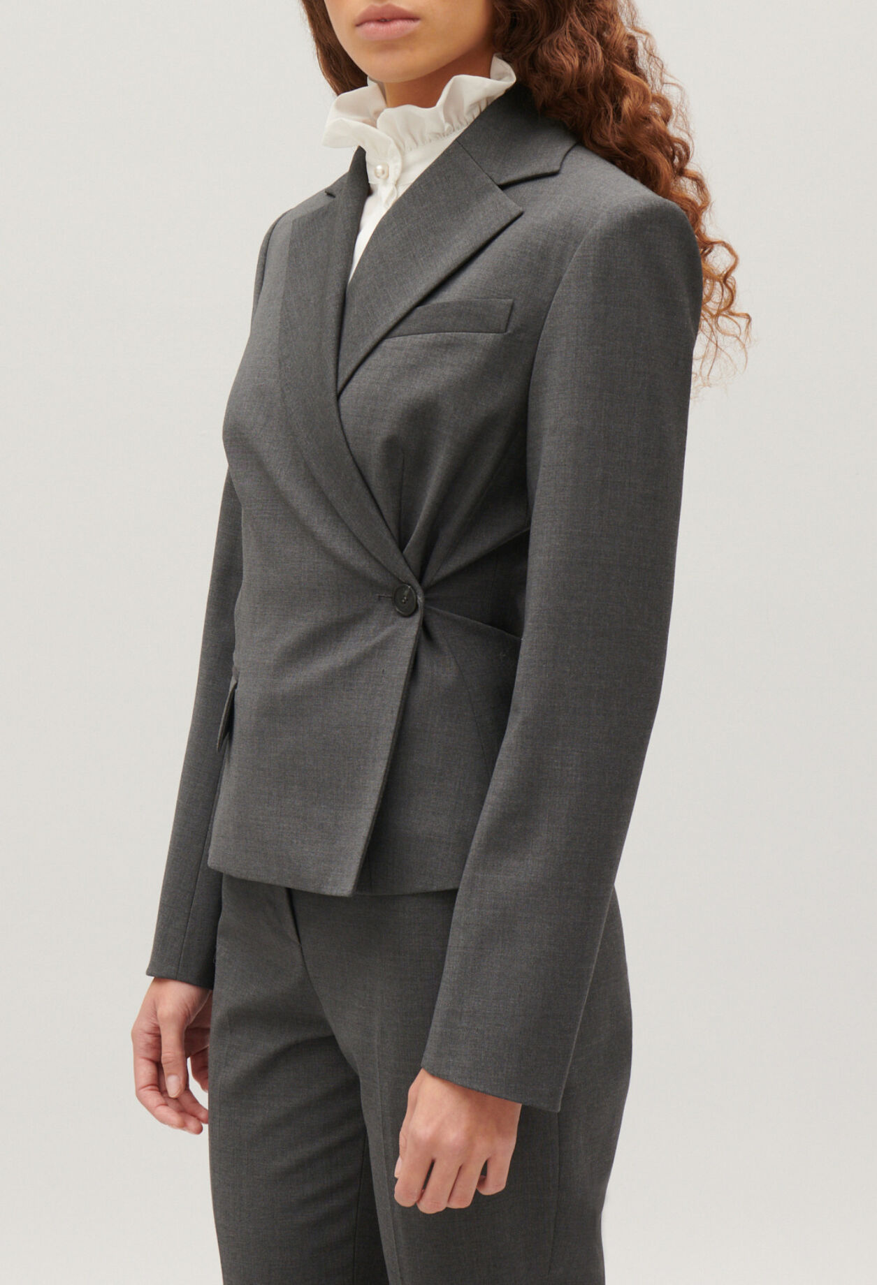 Veste tailleur cache-c&oelig;ur gris chin&eacute;
