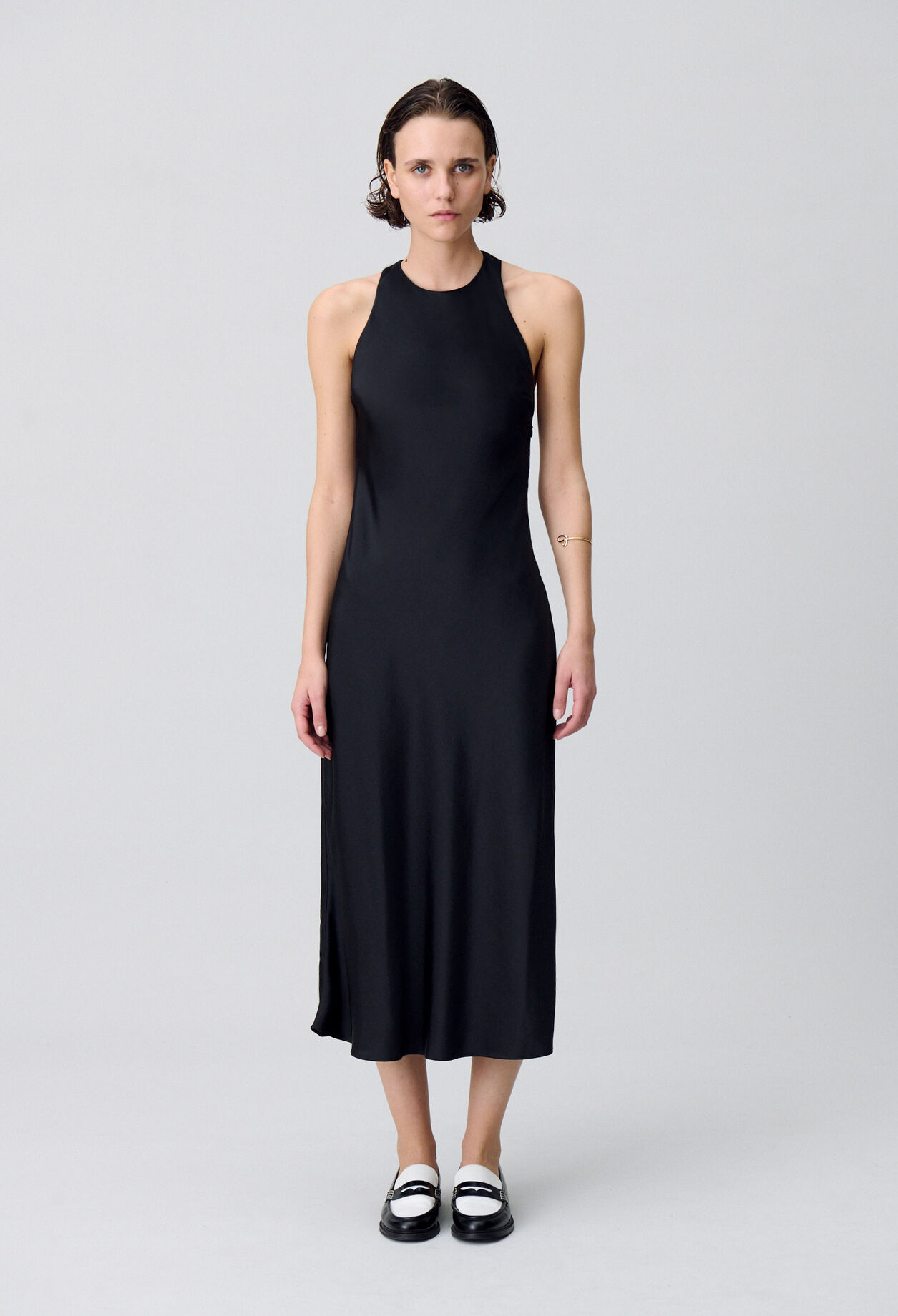 Robe longue satinée dos nu