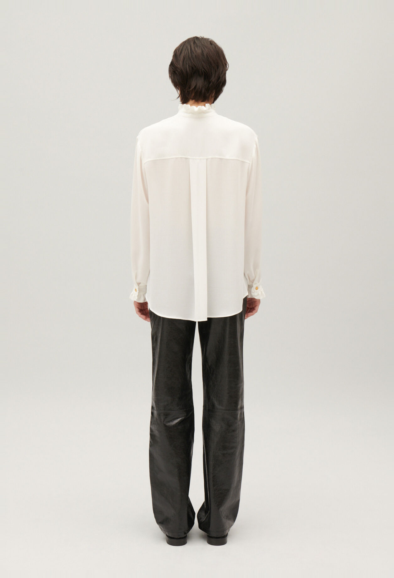 Chemise blanche col montant ondul&eacute; 