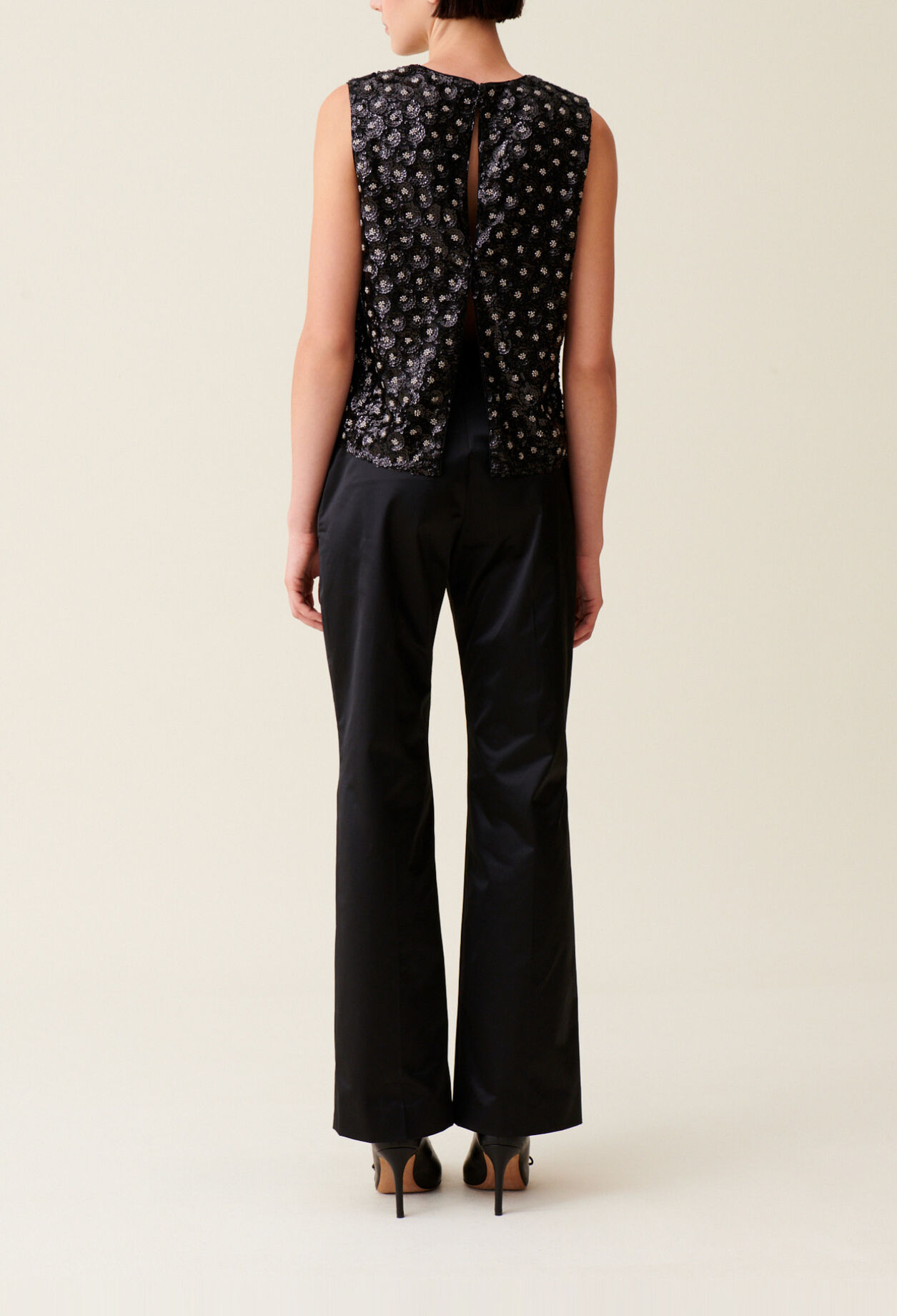 Top noir sequins brod&eacute;s dos ouvert