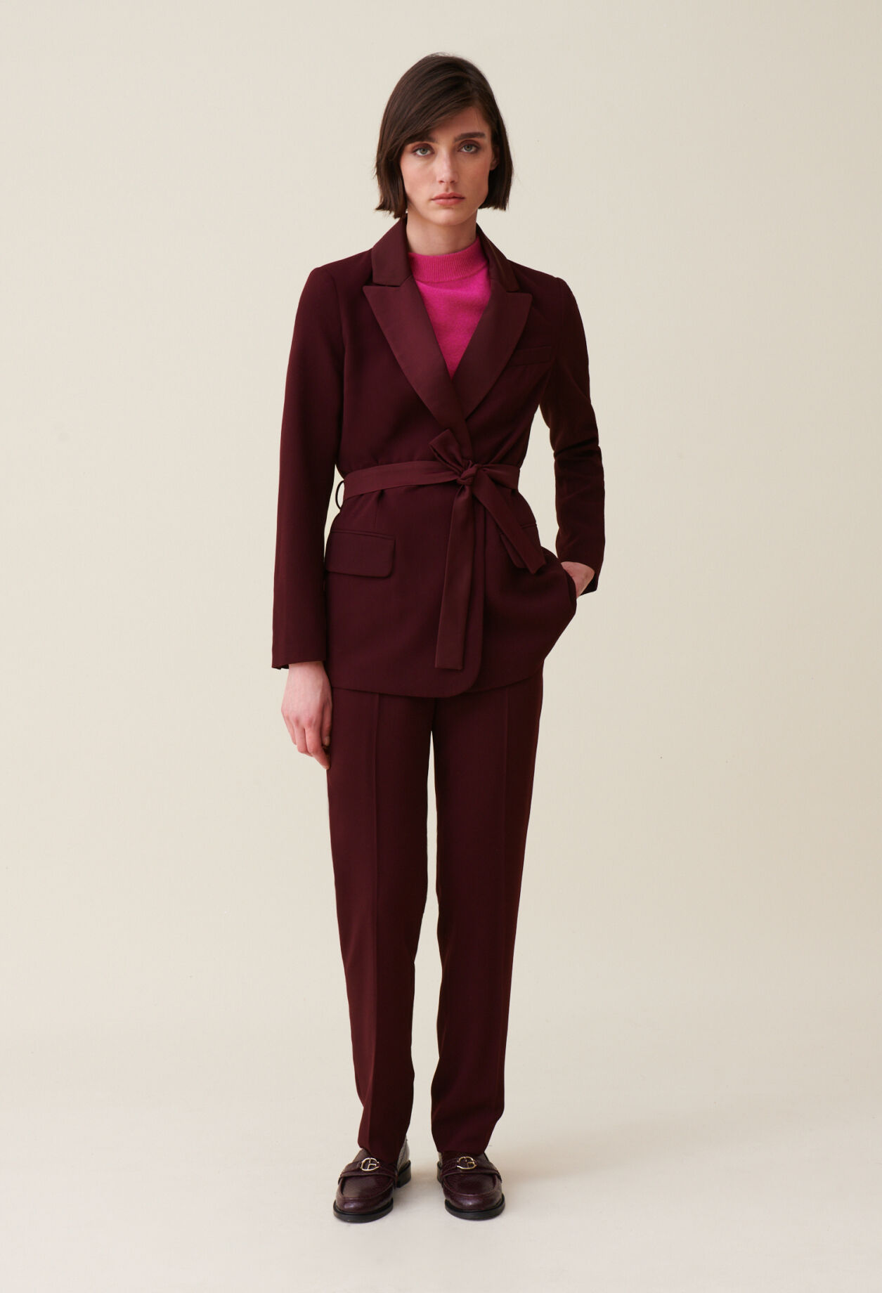 Veste tailleur boutonnee ceinturee