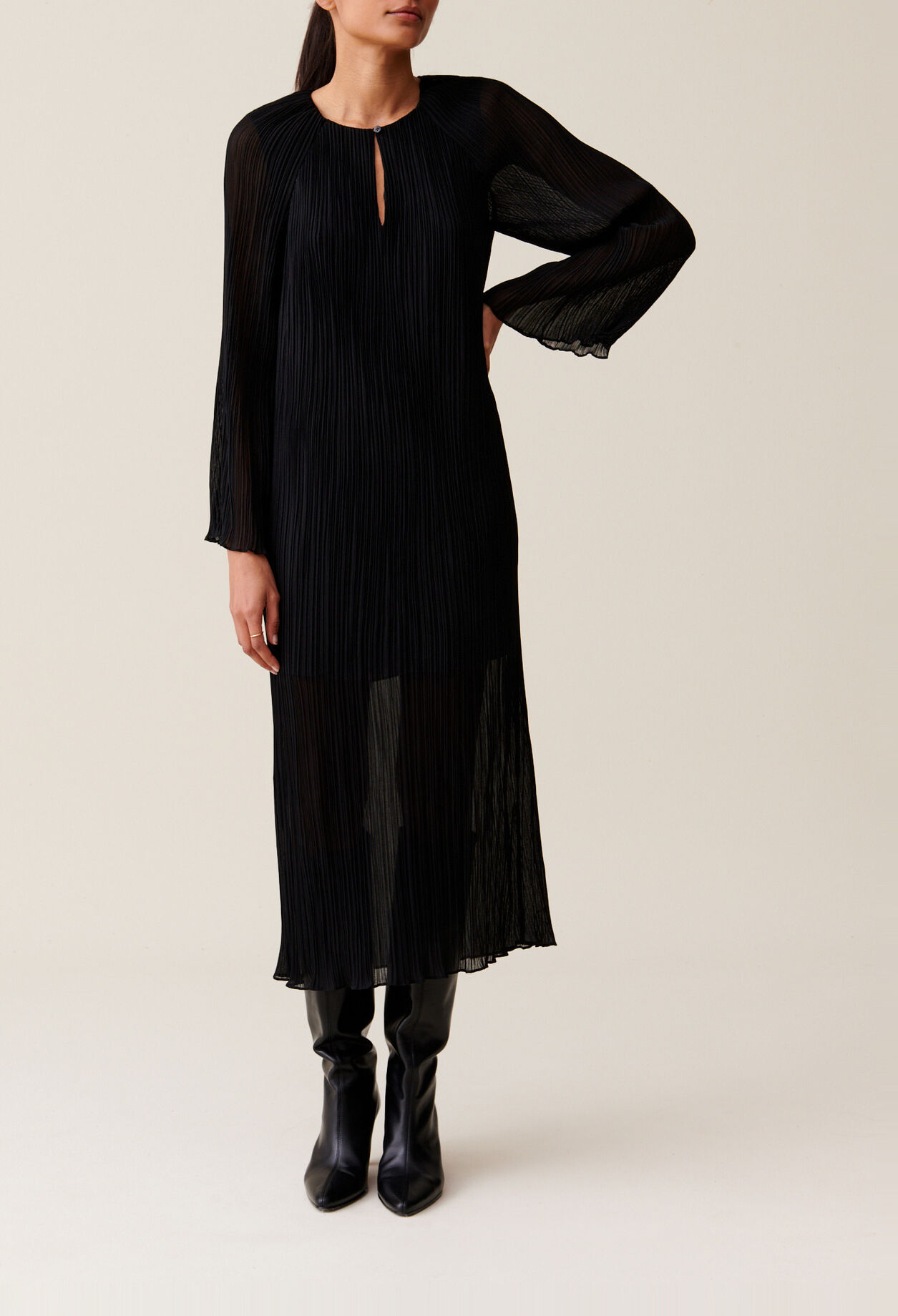 Robe longue pliss&eacute;e transparente