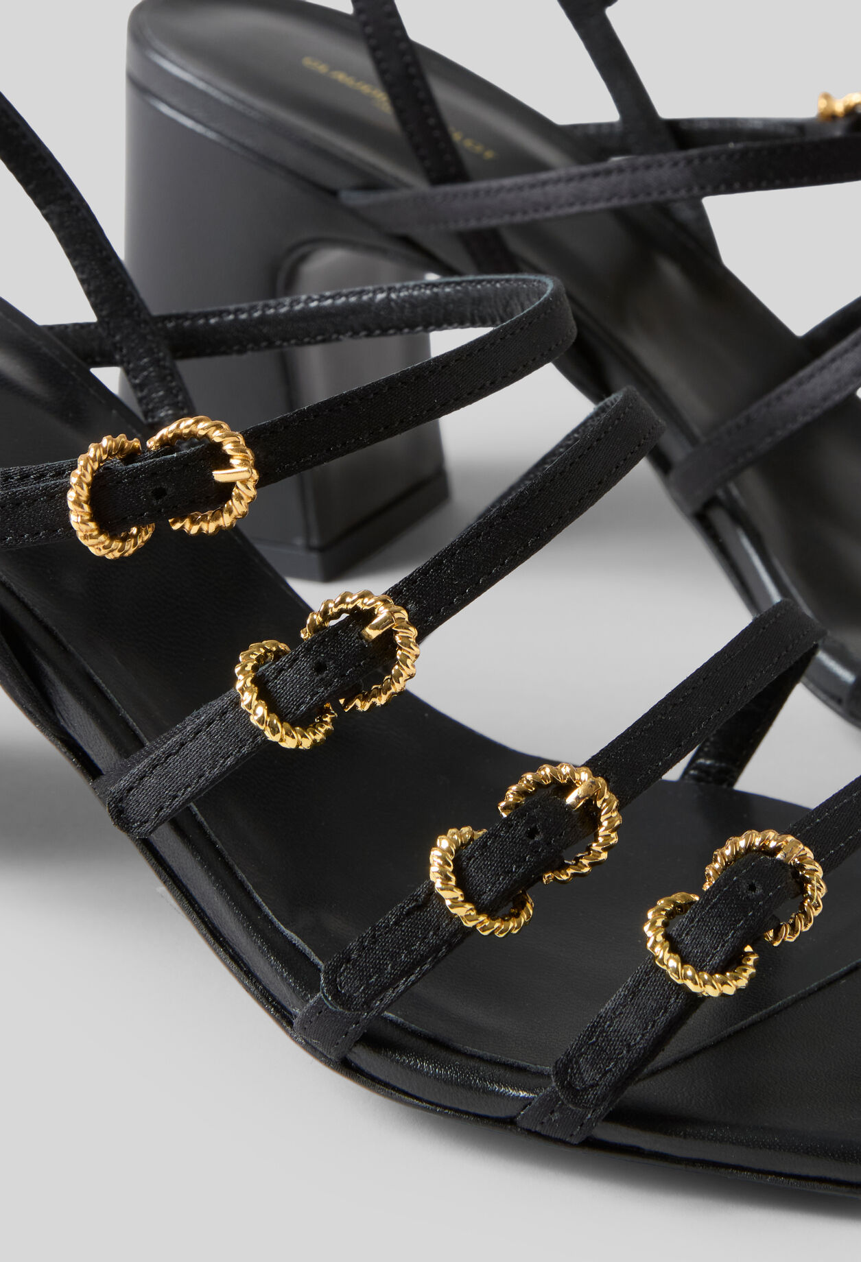 Sandales &agrave; talon satin