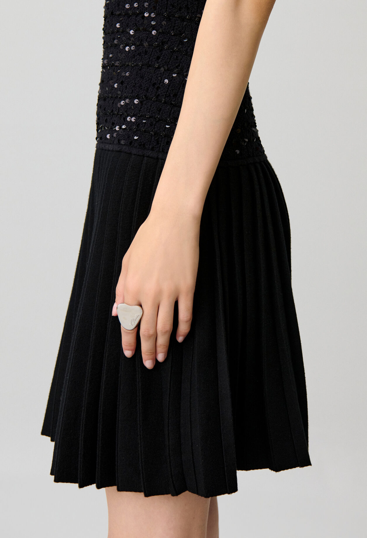 Robe courte ajust&eacute;e maille sequins