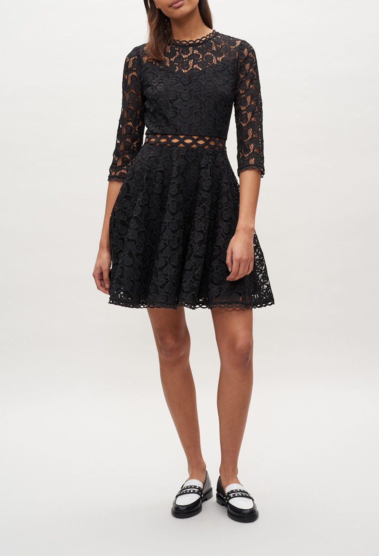 Robe courte en dentelle