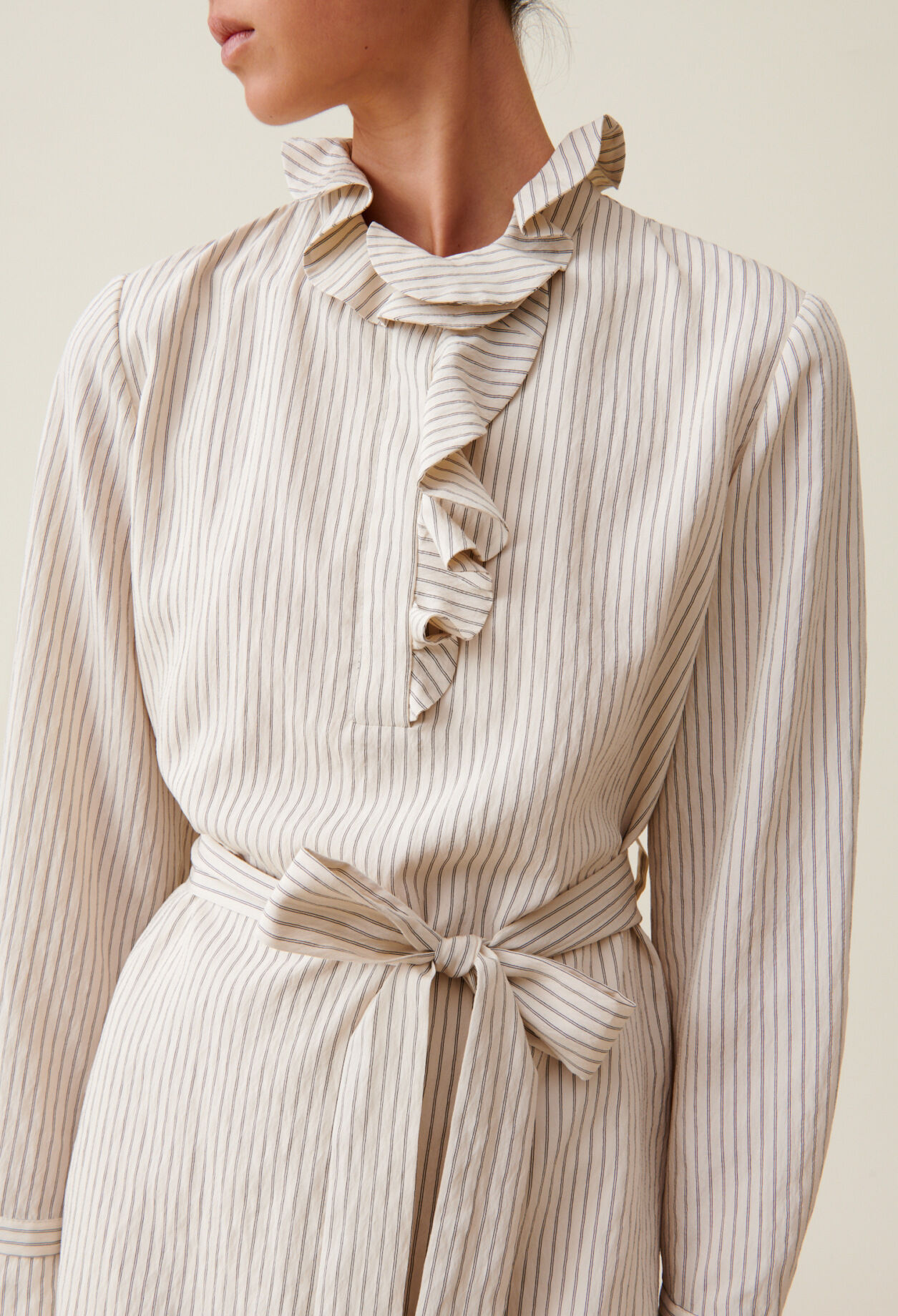 Robe rayée col volanté