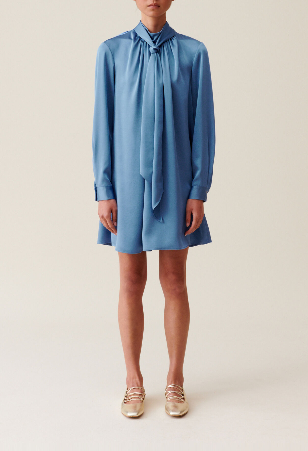 Robe fluide col lavalli&egrave;re noir