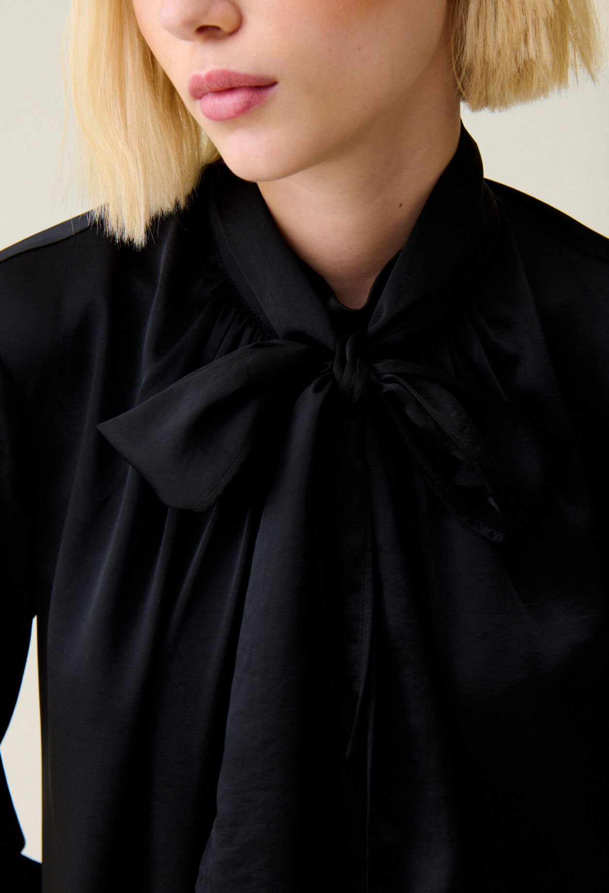 Robe fluide col lavalli&egrave;re noir