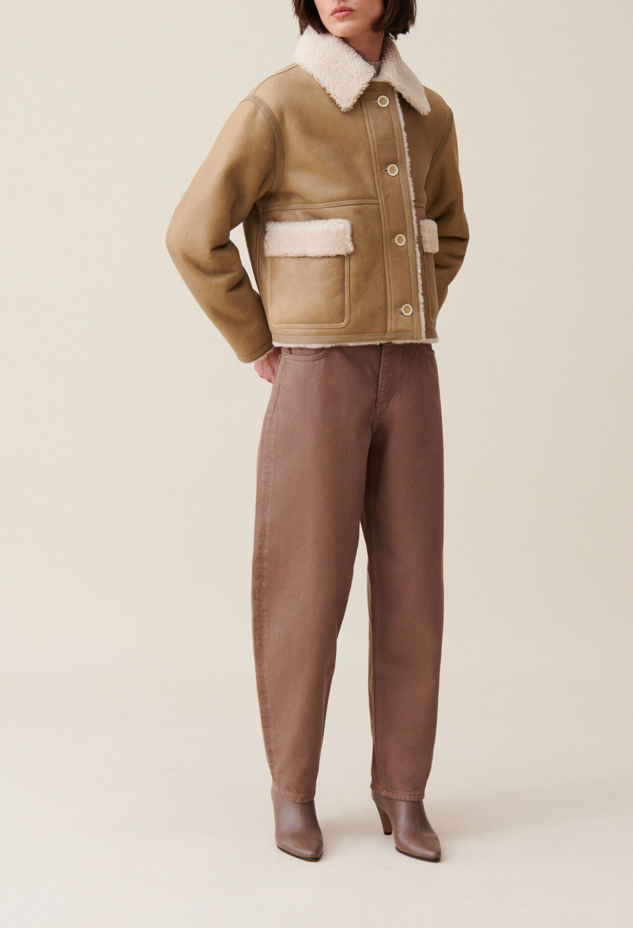 Veste peau lain&eacute;e courte beige