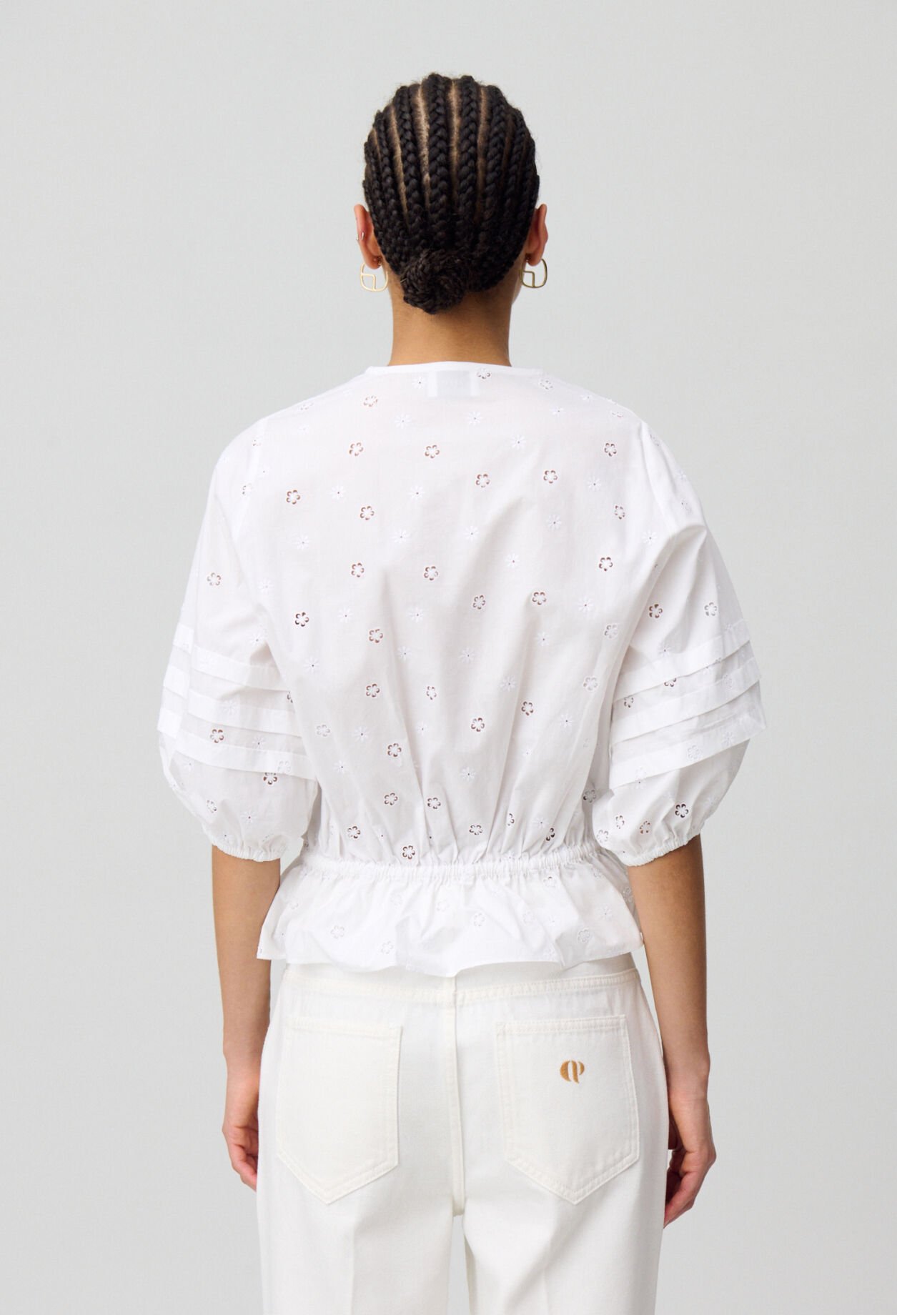 Chemise élastiquée brodée