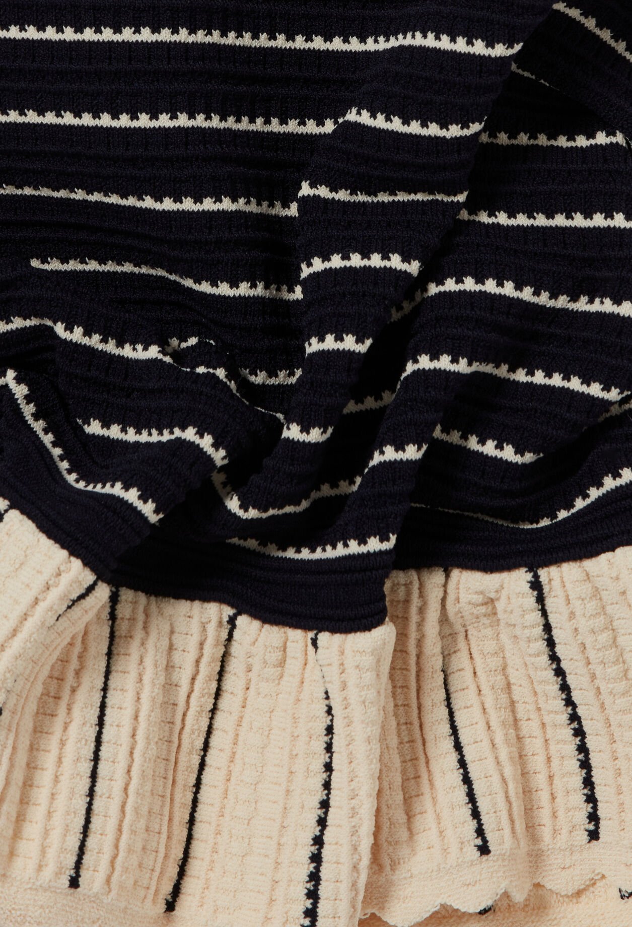 Robe ray&eacute;e courte