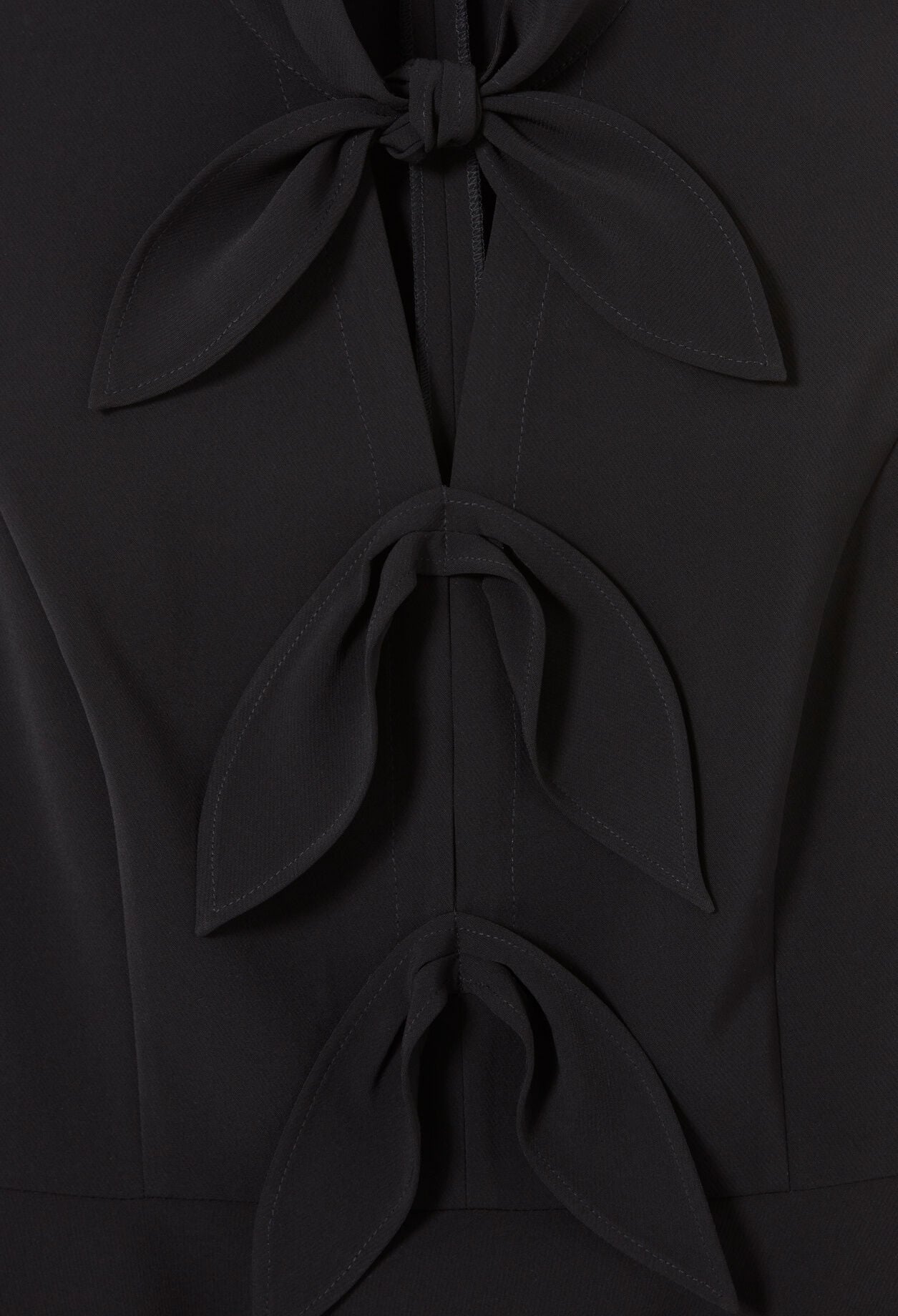 Robe courte col &agrave; n&oelig;ud