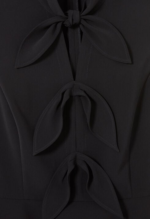 Robe courte col &agrave; n&oelig;ud