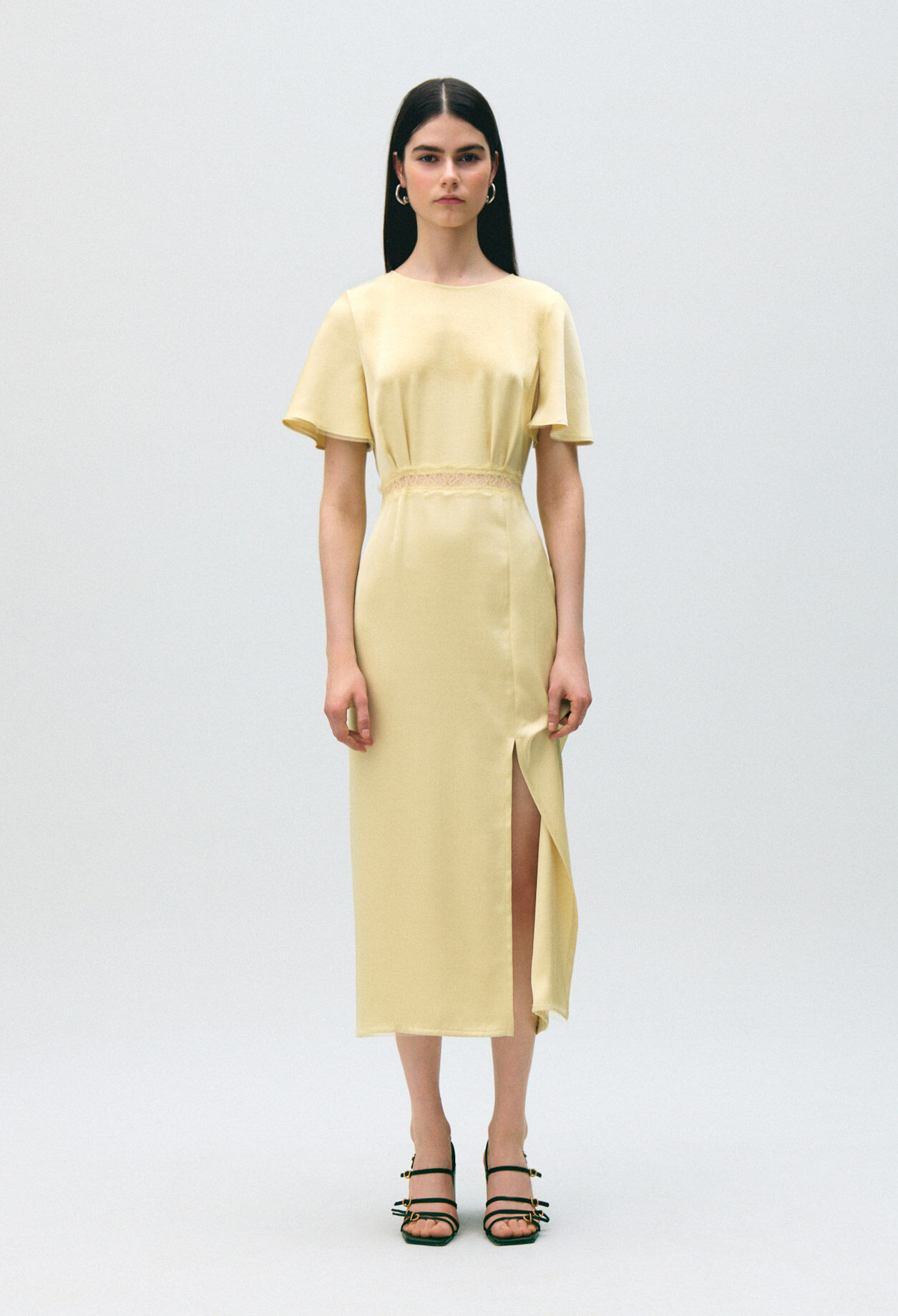 Robe satin&eacute;e dentelle dos nu