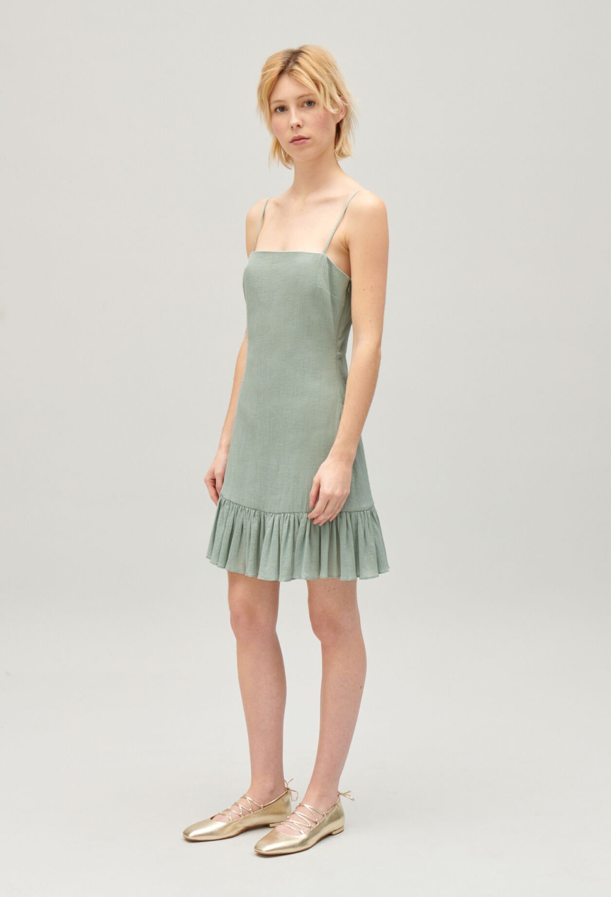 Robe courte volantée amande