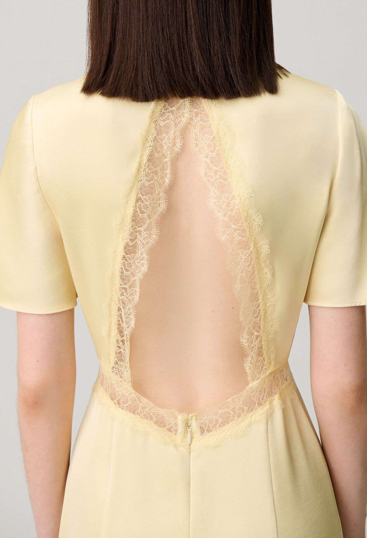 Robe satin&eacute;e dentelle dos nu