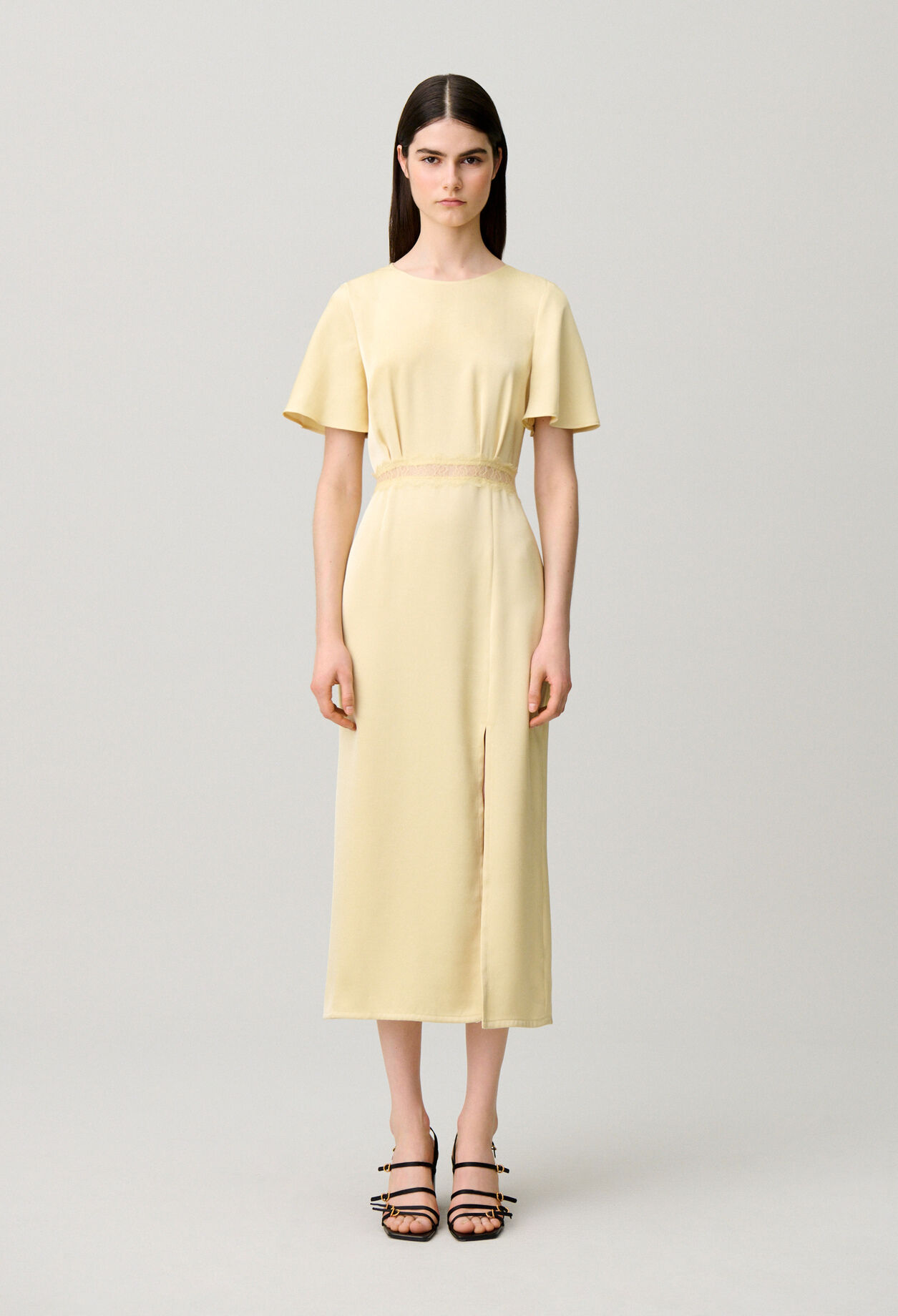 Robe satin&eacute;e dentelle dos nu