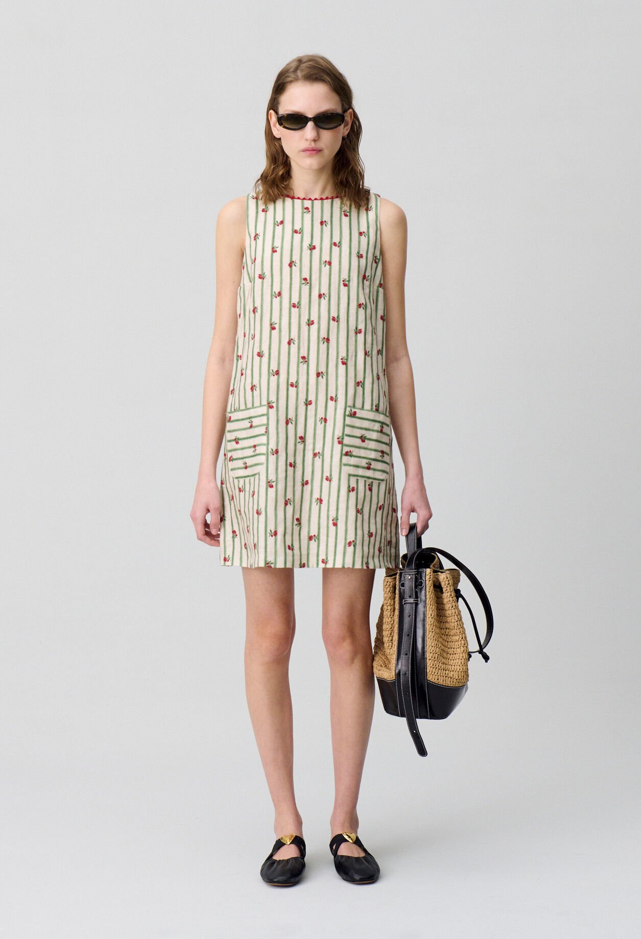Robe courte sans manches