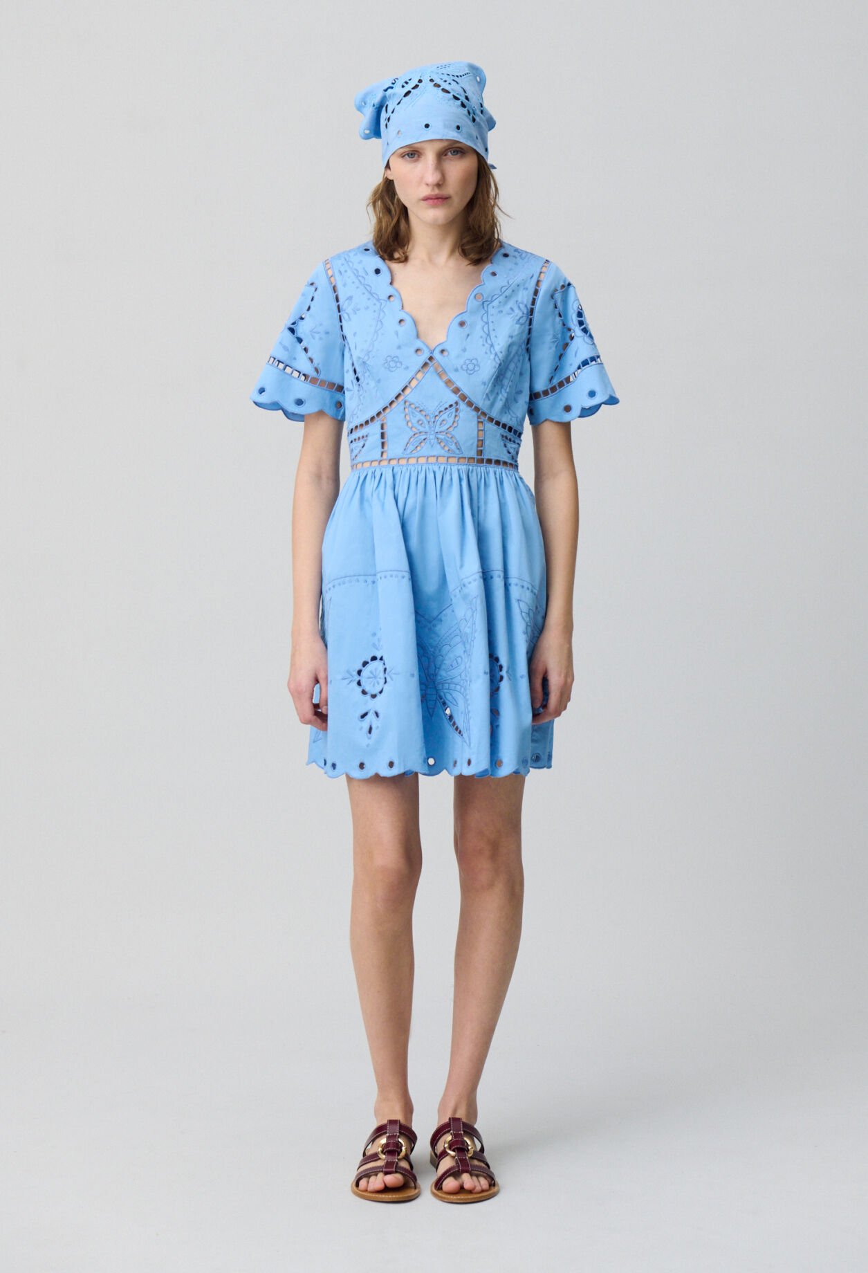 Robe courte broderies papillon