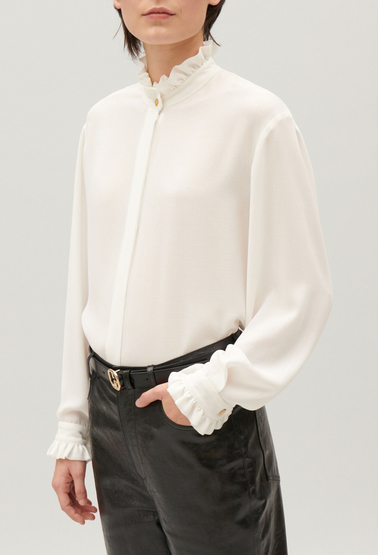 Chemise blanche col montant ondul&eacute; 