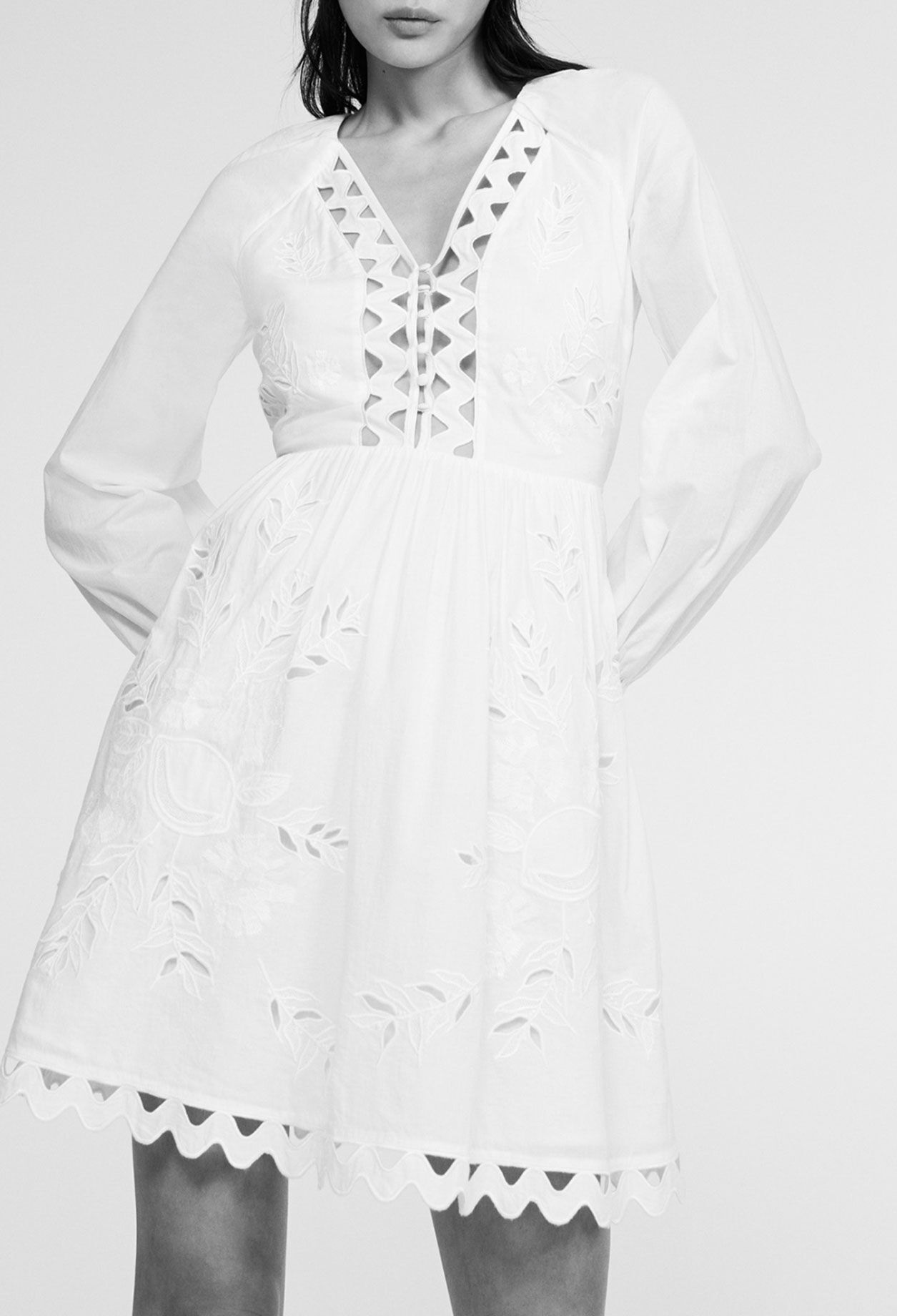 Robe blanche ajourée