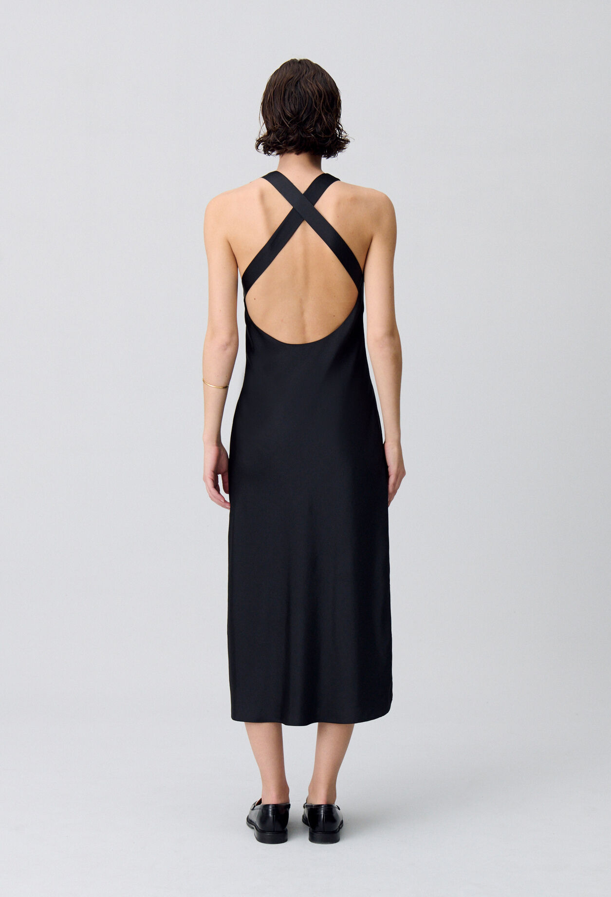Robe longue satinée dos nu