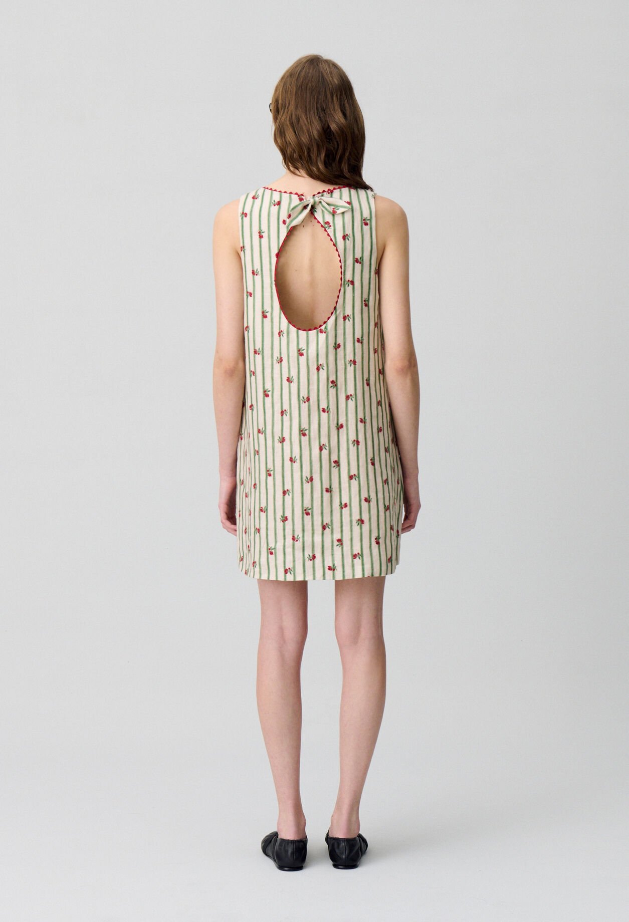 Robe courte sans manches