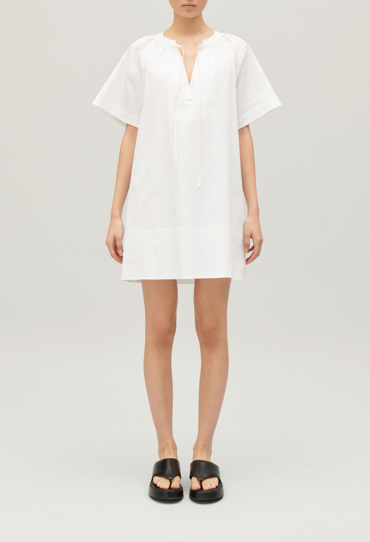 Robe courte lac&eacute;e blanche