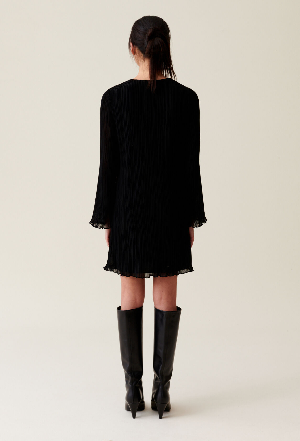 Robe courte plissée manches longues