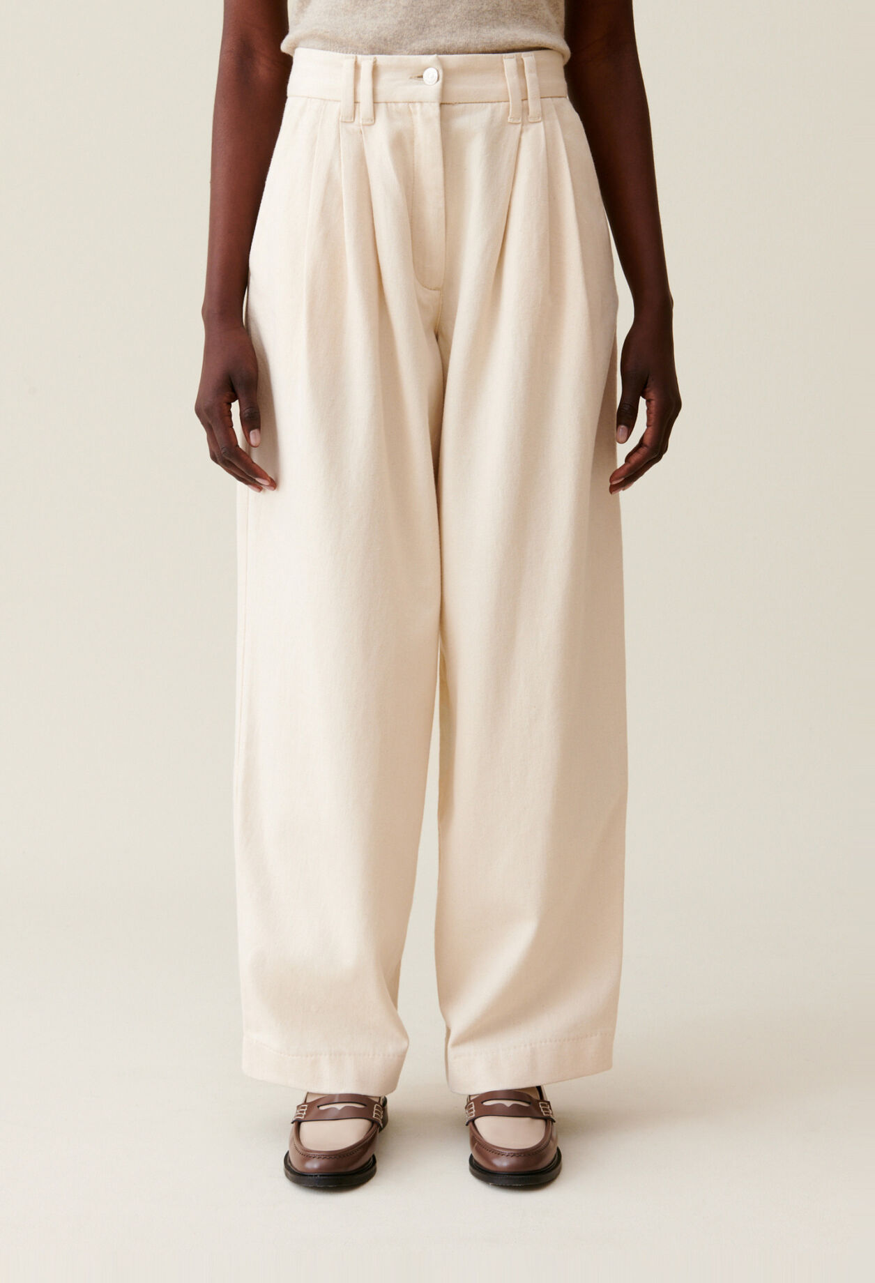 Pantalon denim large pliss&eacute;
