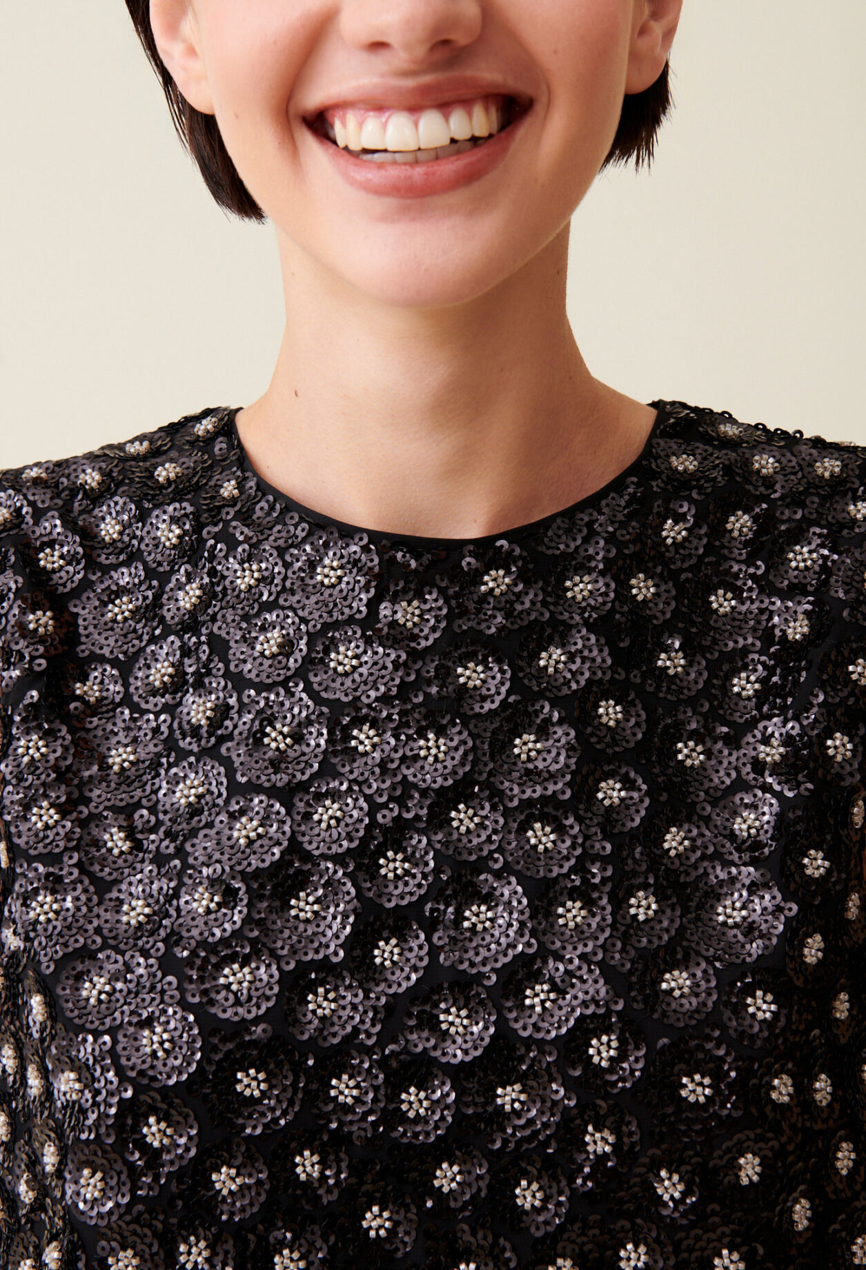 Top noir sequins brod&eacute;s dos ouvert
