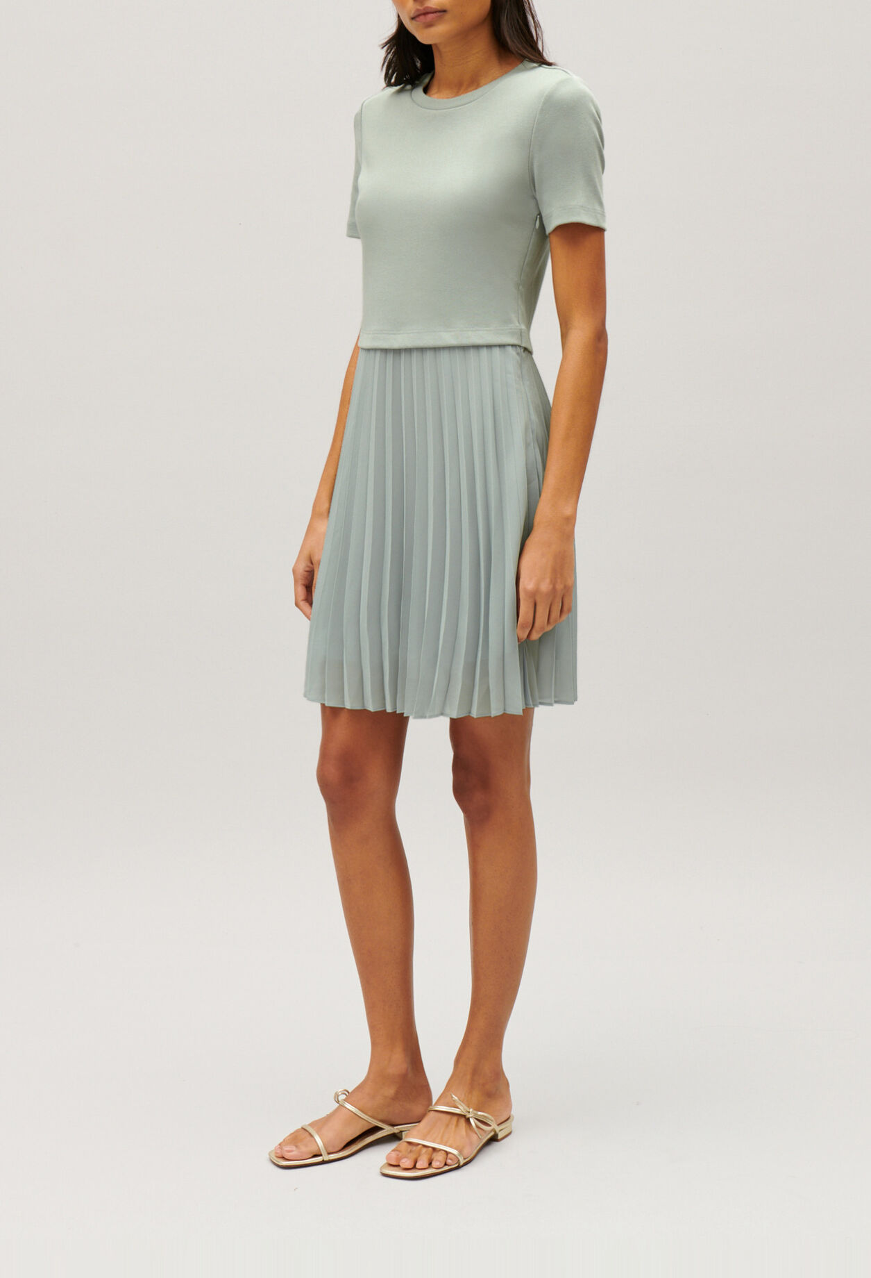 Robe courte pliss&eacute;e amande